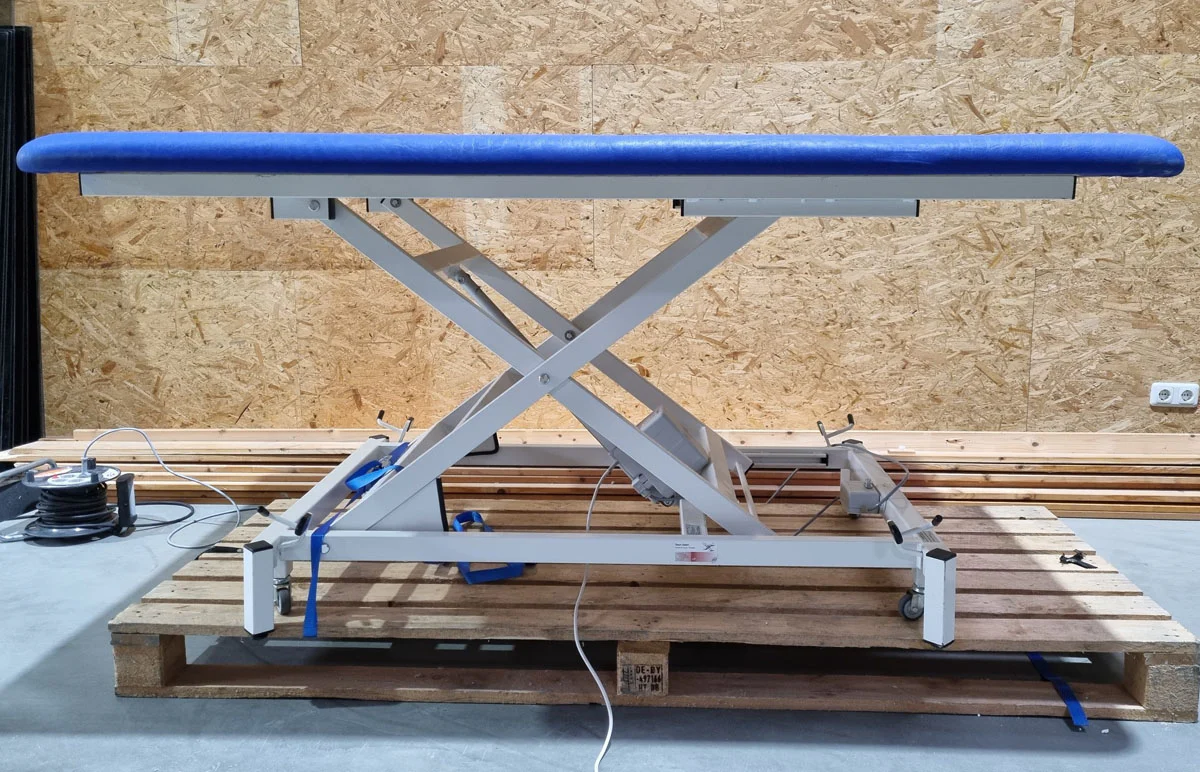 Önapi Tedavi Vojta MD Therapieliege Massageliege, extra breit, elektrisch höhenverstellbar, Medizinprodukt Behandlungsliege, Rahmenfarbe Weiß, Polsterfarbe Blau, gebraucht - Image 6