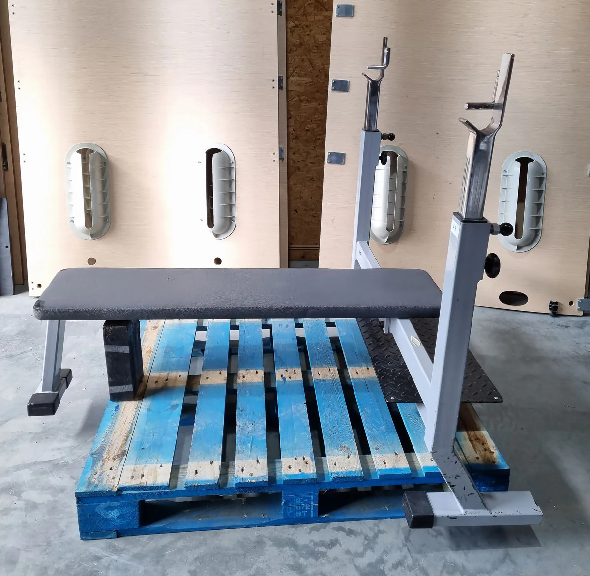 Panatta Flachdrückerbank mit Ablagen für Bankdrücken, Benchpress, Rahmenfarbe Silber/Grau, gebraucht mit Gebrauchsspuren - Image 3