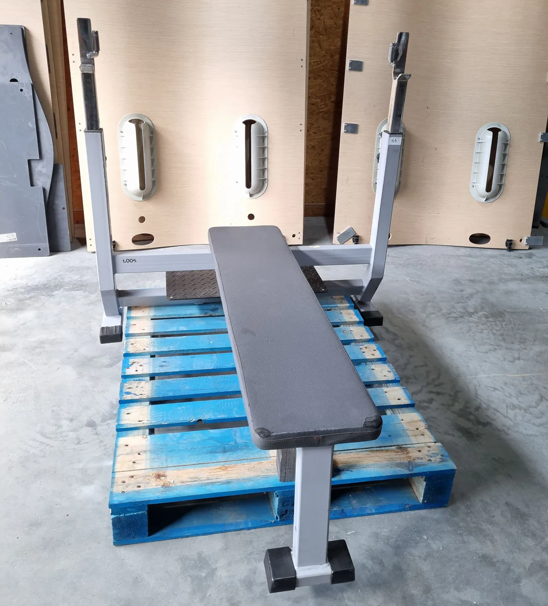 Panatta Flachdrückerbank mit Ablagen für Bankdrücken, Benchpress, Rahmenfarbe Silber/Grau, gebraucht mit Gebrauchsspuren - Image 4