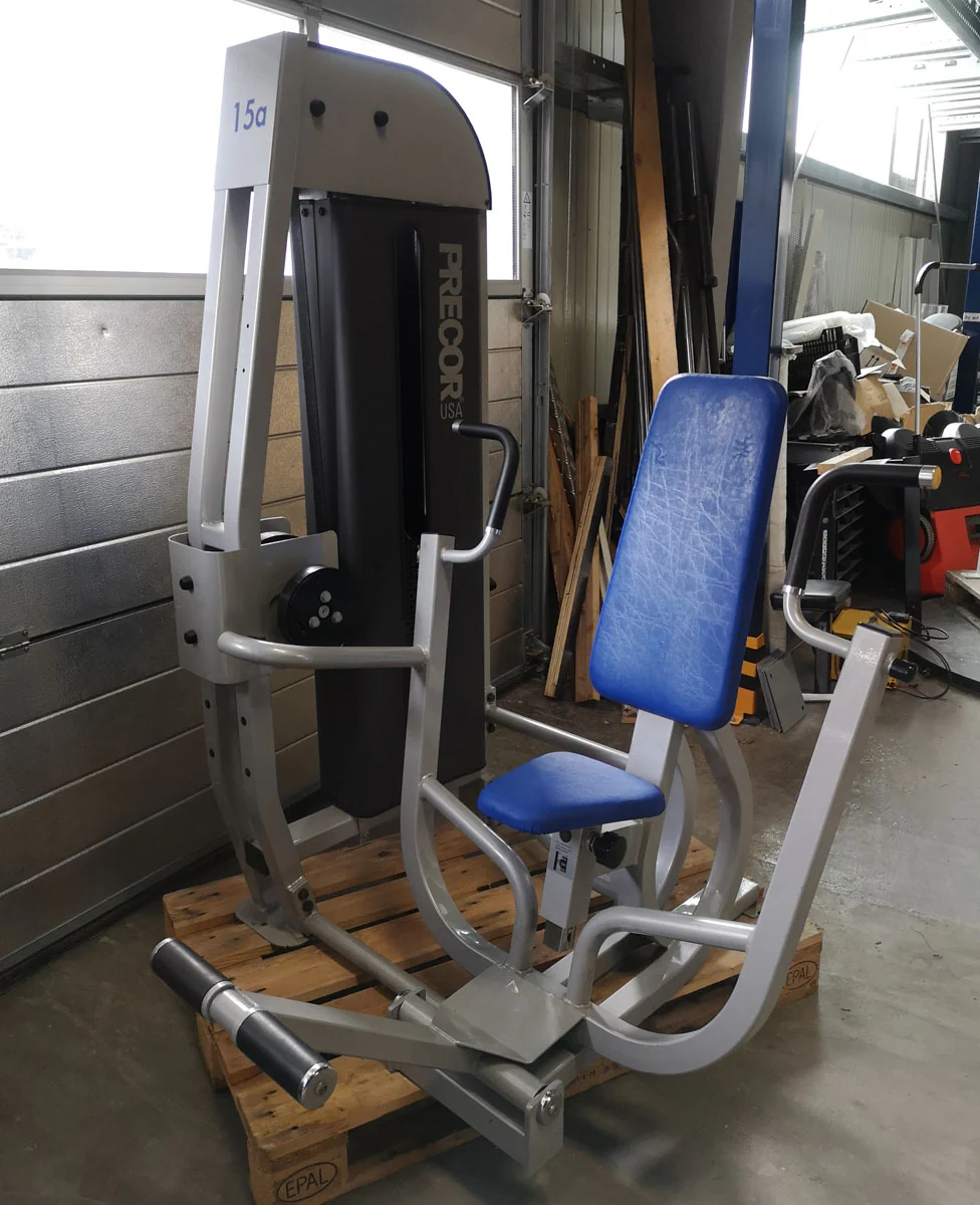 Precor Bankdrückmaschine mit Einstiegshilfe, Brustpresse, 105kg Gewichtsblock, Rahmenfarbe Silber, gebraucht - überholter Zustand - Image 3