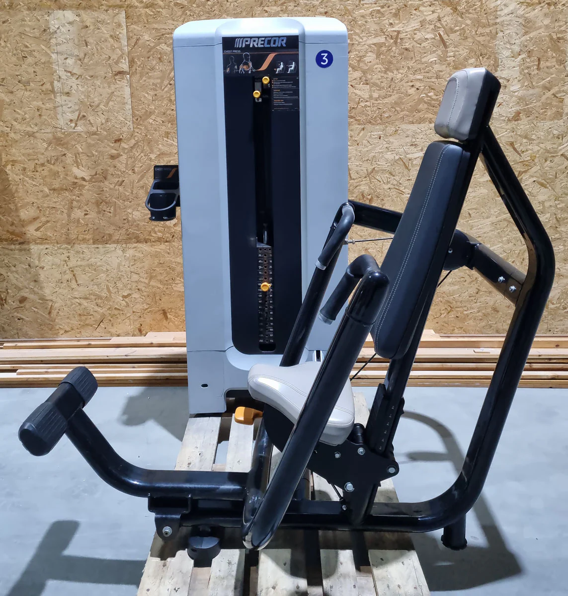 Precor Bankdrückmaschine mit Einstiegshilfe, Brustpresse, Chestpress, Rahmenfarbe Schwarz, Polsterfarbe Grau, gebraucht - überholter Zustand - Image 2
