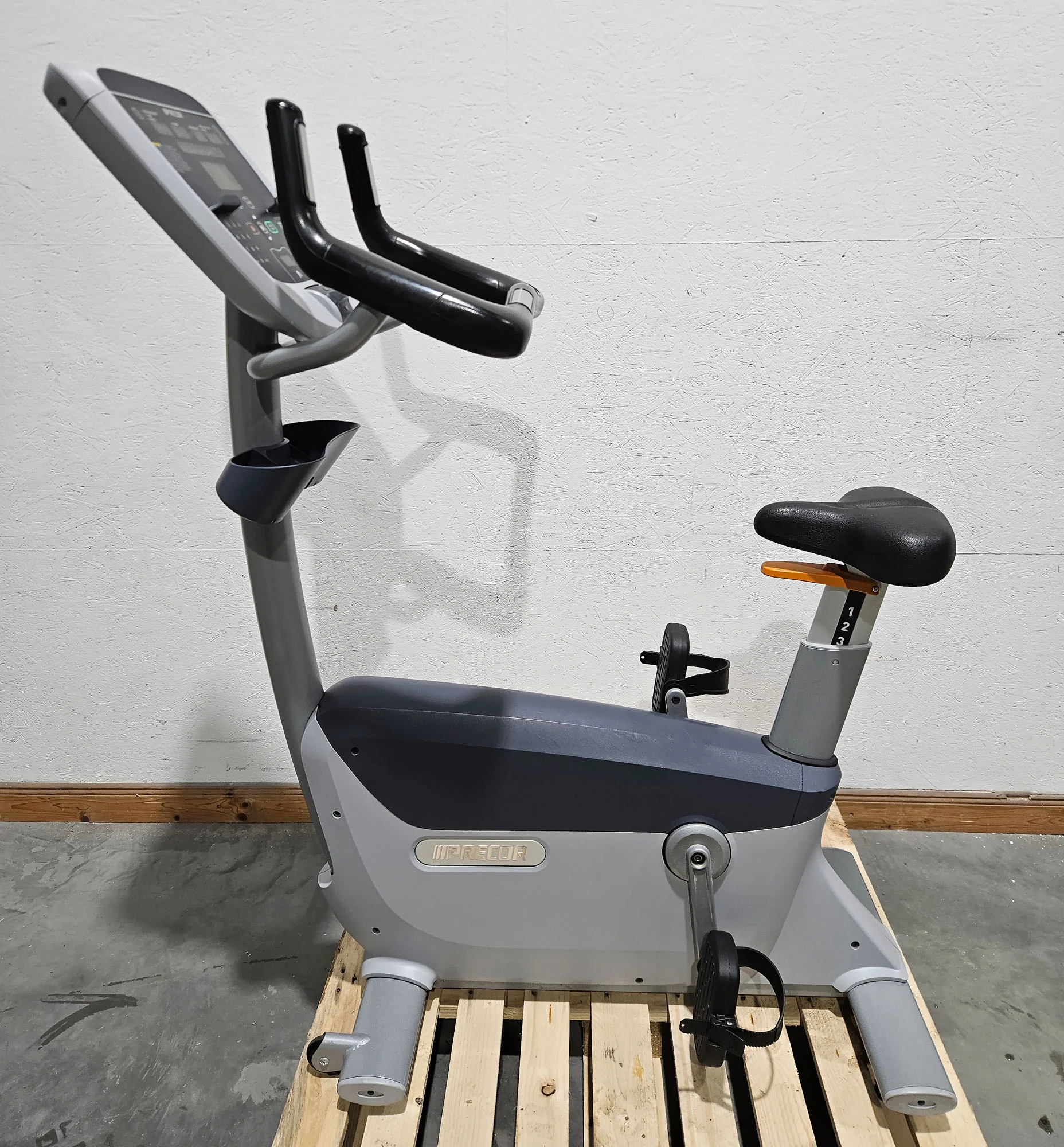 Precor Ergometer UBK 835, Upright Bike, LED Konsole, gebraucht - überholter Zustand - Image 3
