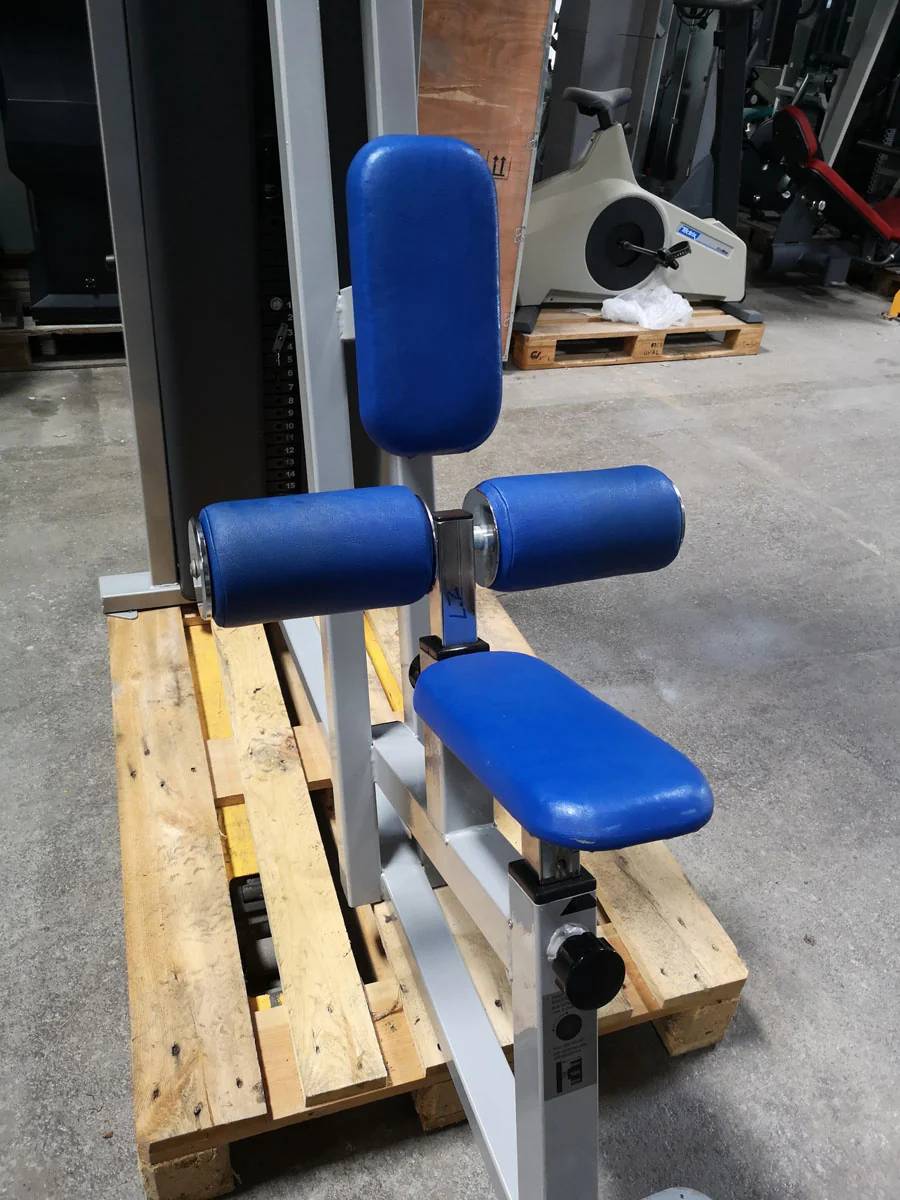 Precor Latzug, Lat Pulldown Curve dual, 105kg Gewichtsblock, Rahmenfarbe Silber, Polsterfarbe Blau, gebraucht - überholter Zustand - Image 2