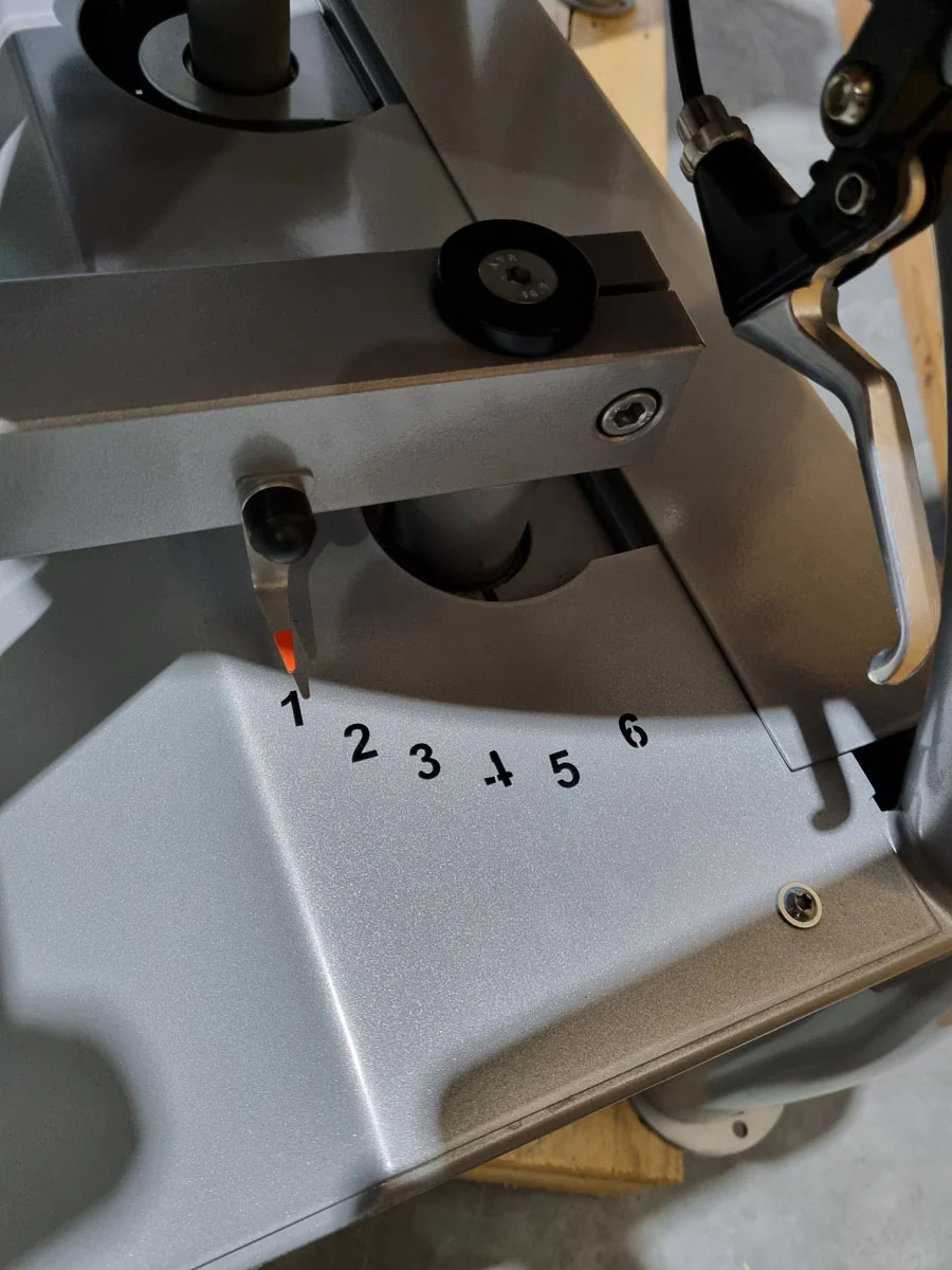Proxomed Ab-Adduktor Kombi, Compass 530, Abduktoren und Adduktoren 2 in 1 Kombigerät, MPG, Reha, Rahmenfarbe Silber, Polsterfarbe Rot, gebraucht - überholter Zustand - Image 6