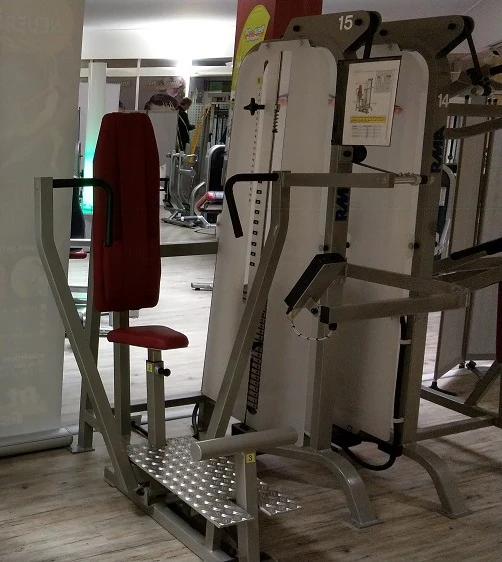 RMA Bankdrückmaschine, Brustpresse, Chestpress mit Einstiegshilfe, Silber, gebraucht - überholter Zustand - Image 2