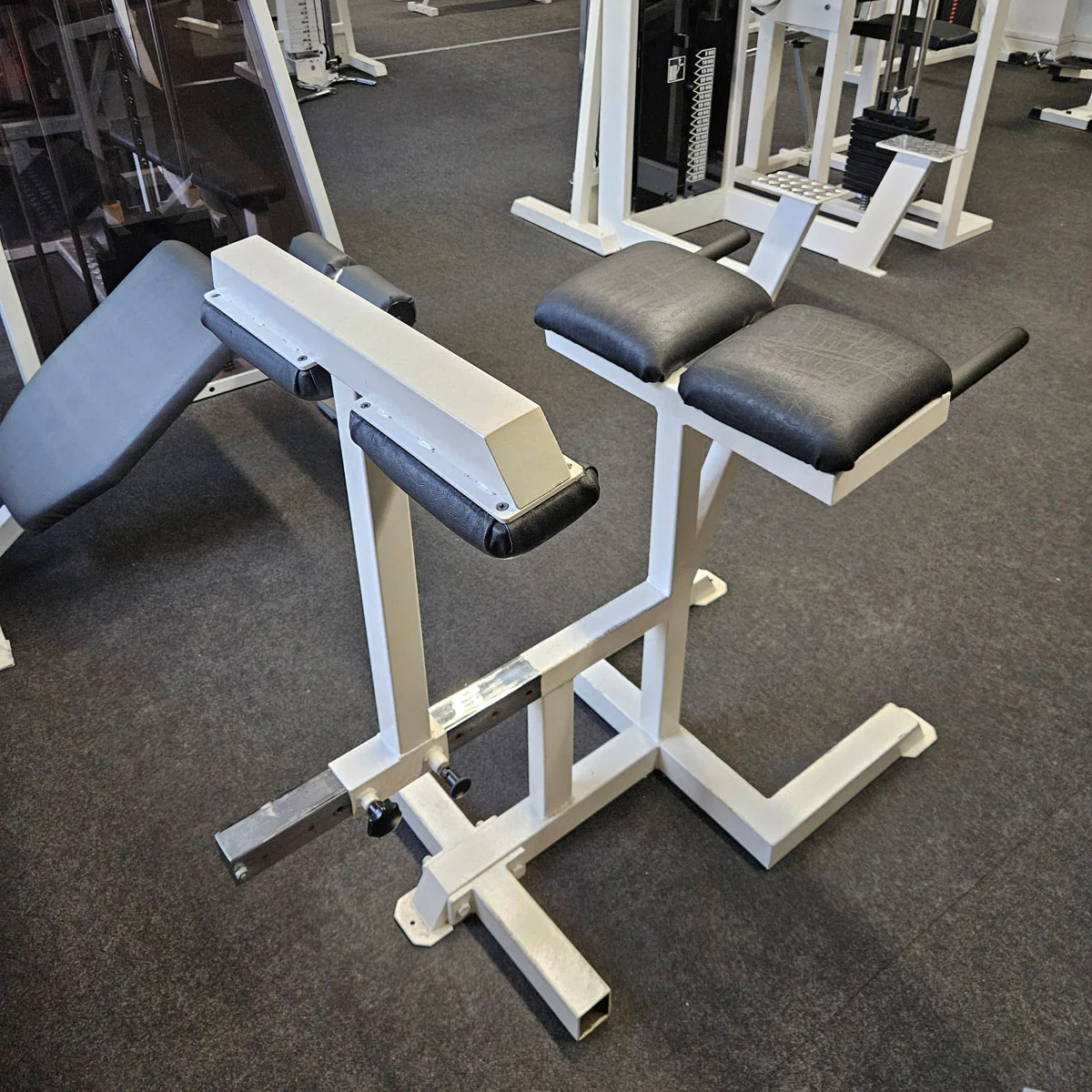 Rückenstreckerbank 90° Hyperextension verstellbar zum training der unteren Rückenmuskulatur, Oldschool Bodybuilding, Rahmenfarbe Weiß, gebraucht und geprüft mit Gebrauchsspuren - Image 4