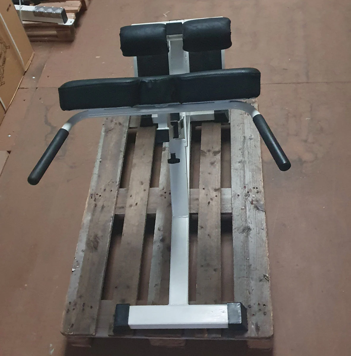 Rückenstreckerbank, Hyperextension 45 Grad, Rahmen Weiß, Polster Schwarz, gebraucht - überholter Zustand - Image 2