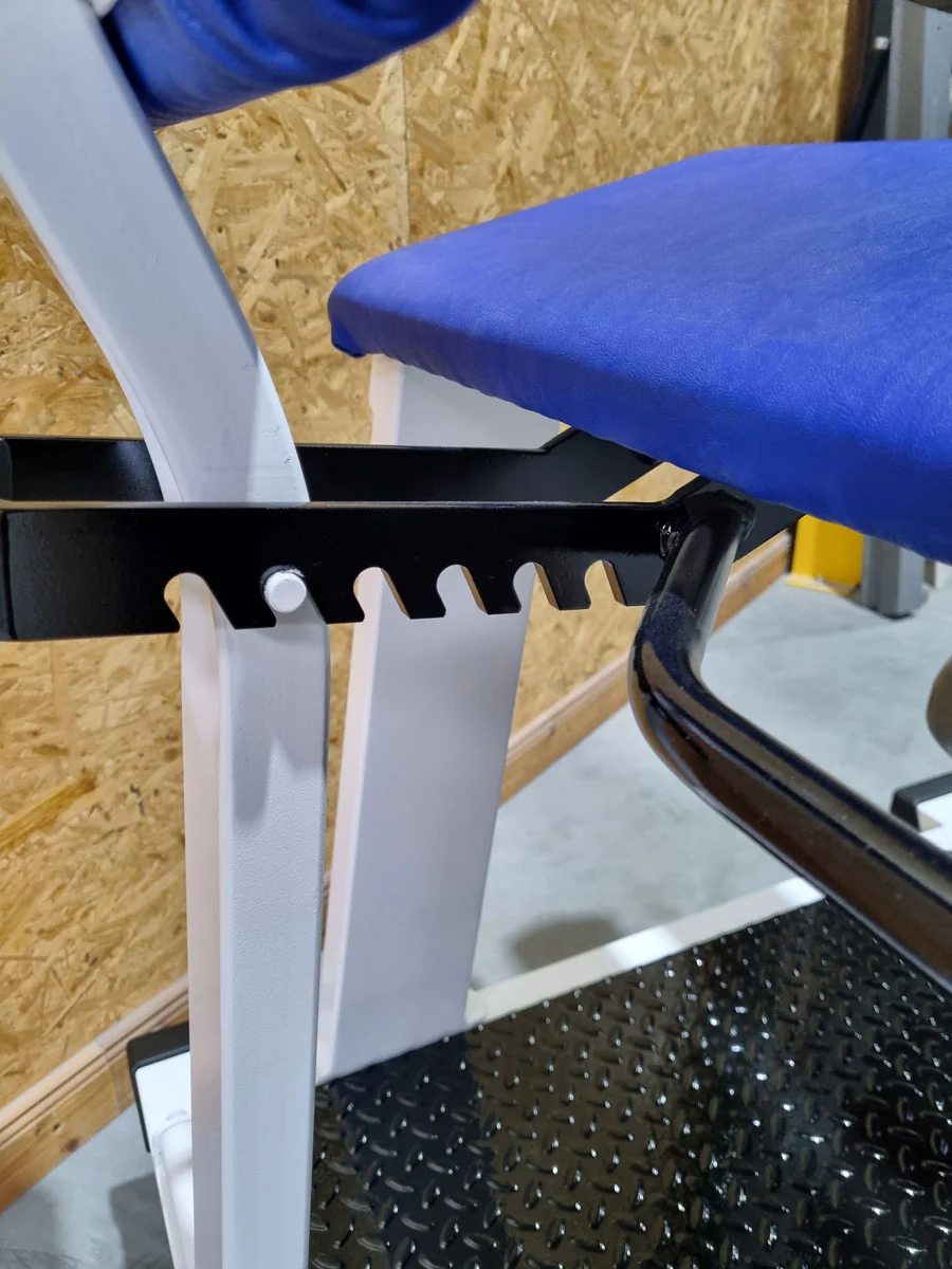 Schnell Beinstrecker und Beinbeuger sitzend im Set 2 Geräte - Neu lackiert - Leg Curl und Leg Extension, Rahmenfarbe Weiß, Polsterfarbe Blau, gebraucht - überholter Zustand - Image 6