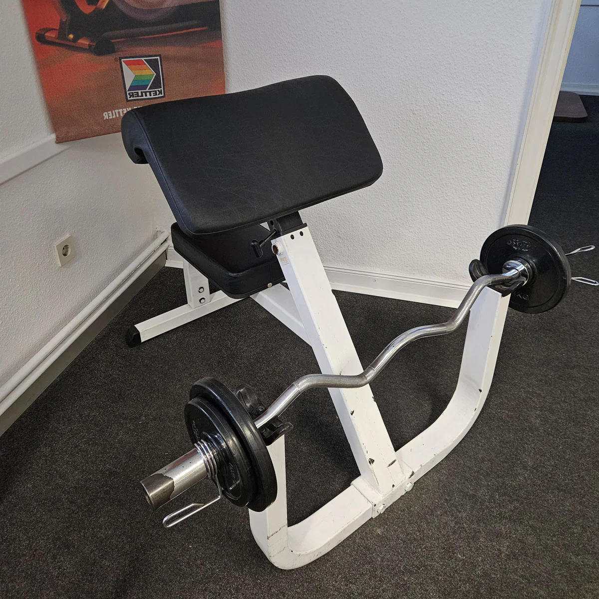 Scottcurl, Bizepsbank, SZ Curls, Rahmenfarbe Weiß, gebraucht mit Gebrauchsspuren - Image 3