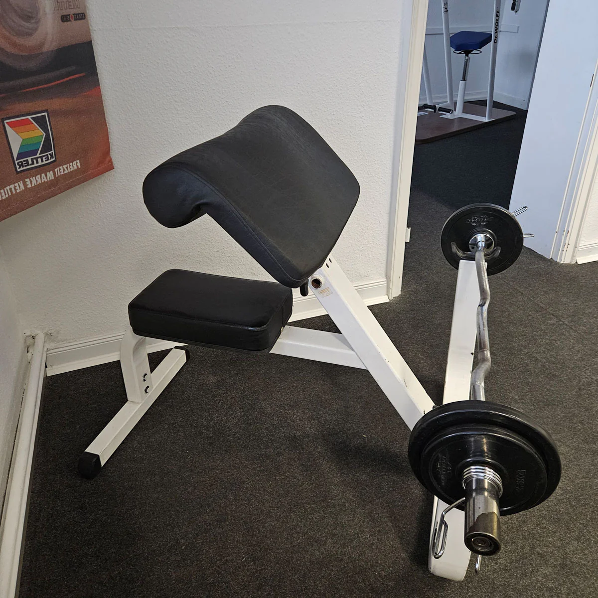 Scottcurl, Bizepsbank, SZ Curls, Rahmenfarbe Weiß, gebraucht mit Gebrauchsspuren - Image 4