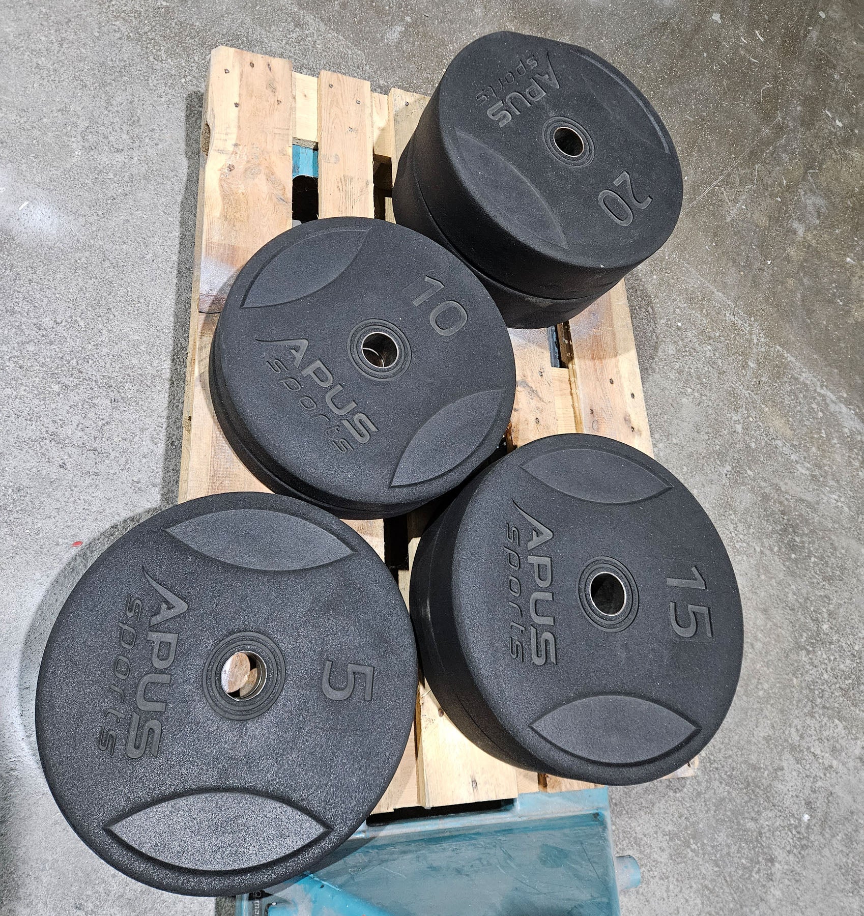Set 100kg Bumper Plates von Apus Sports - 2x 20kg, 2x 15kg, 2x 10kg und 2x 5kg, Hantelscheiben 50mm Durchmesser aus Granulat gepresst in Schwarz, gebraucht - mit Gebrauchsspuren - Image 2