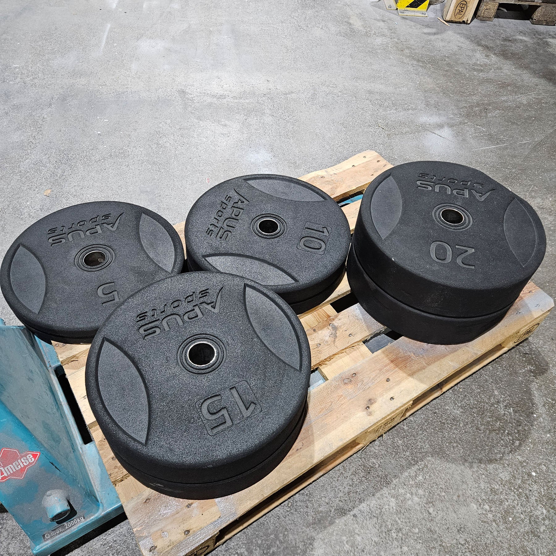 Set 100kg Bumper Plates von Apus Sports - 2x 20kg, 2x 15kg, 2x 10kg und 2x 5kg, Hantelscheiben 50mm Durchmesser aus Granulat gepresst in Schwarz, gebraucht - mit Gebrauchsspuren - Image 3