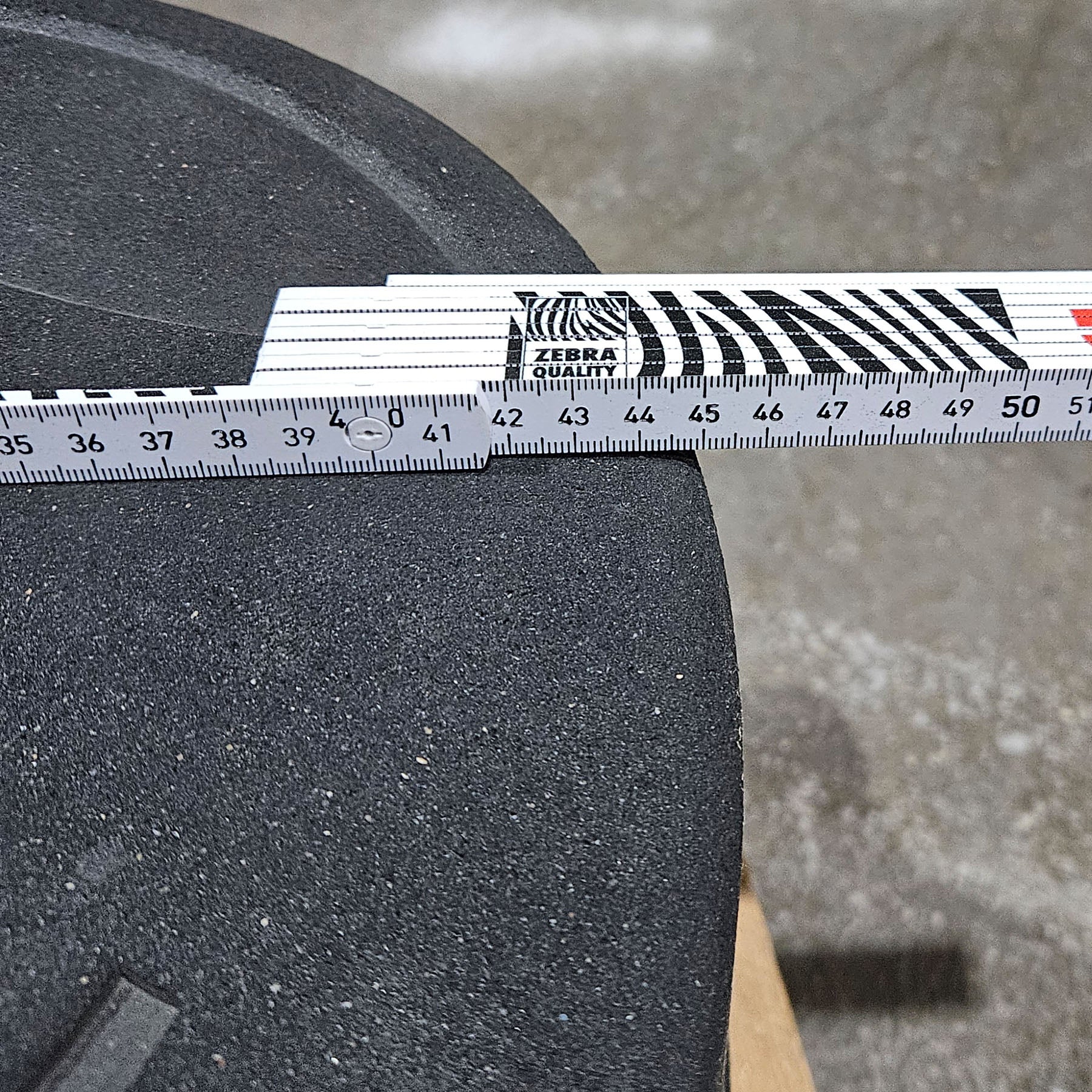 Set 100kg Bumper Plates von Apus Sports - 2x 20kg, 2x 15kg, 2x 10kg und 2x 5kg, Hantelscheiben 50mm Durchmesser aus Granulat gepresst in Schwarz, gebraucht - mit Gebrauchsspuren - Image 4