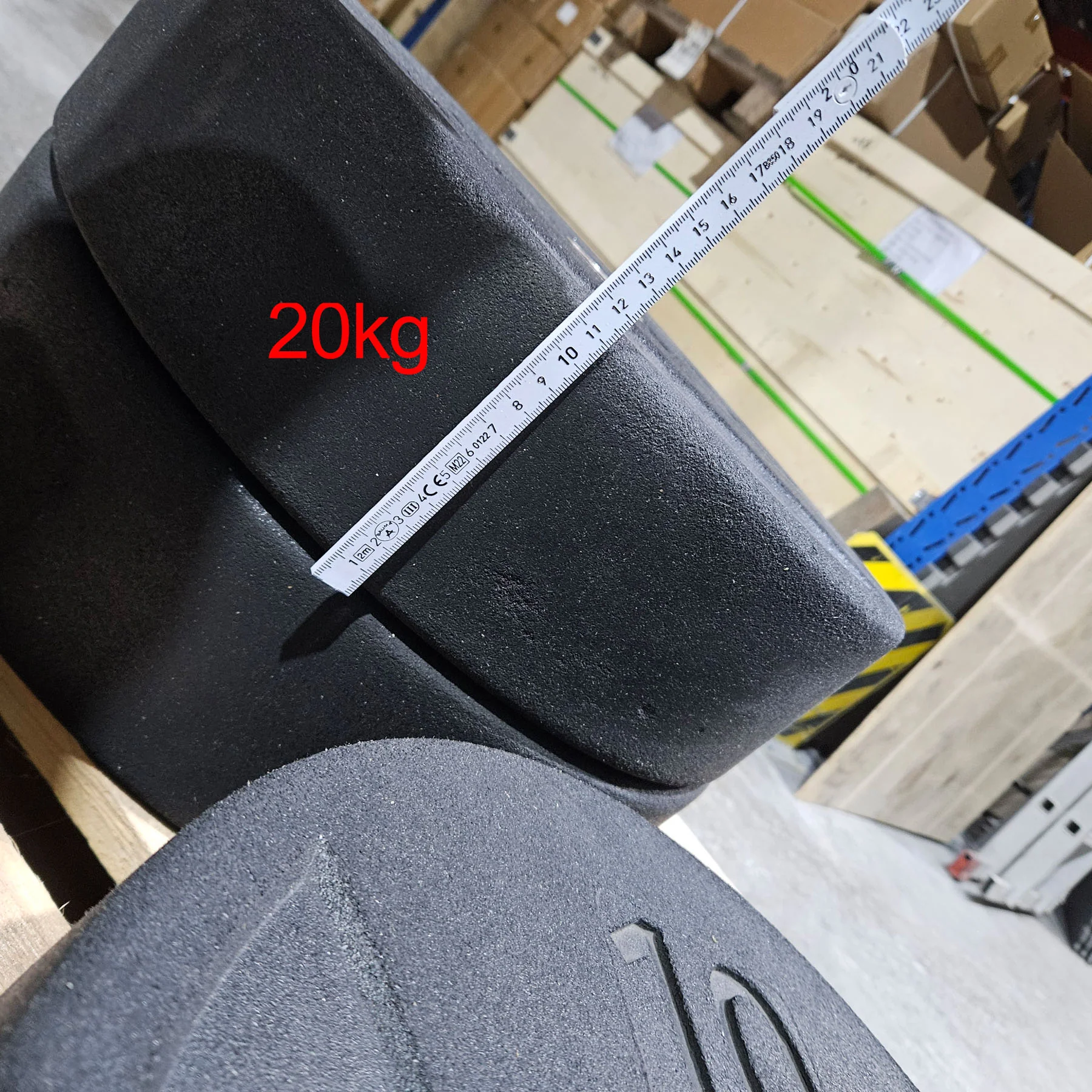 Set 100kg Bumper Plates von Apus Sports - 2x 20kg, 2x 15kg, 2x 10kg und 2x 5kg, Hantelscheiben 50mm Durchmesser aus Granulat gepresst in Schwarz, gebraucht - mit Gebrauchsspuren - Image 5