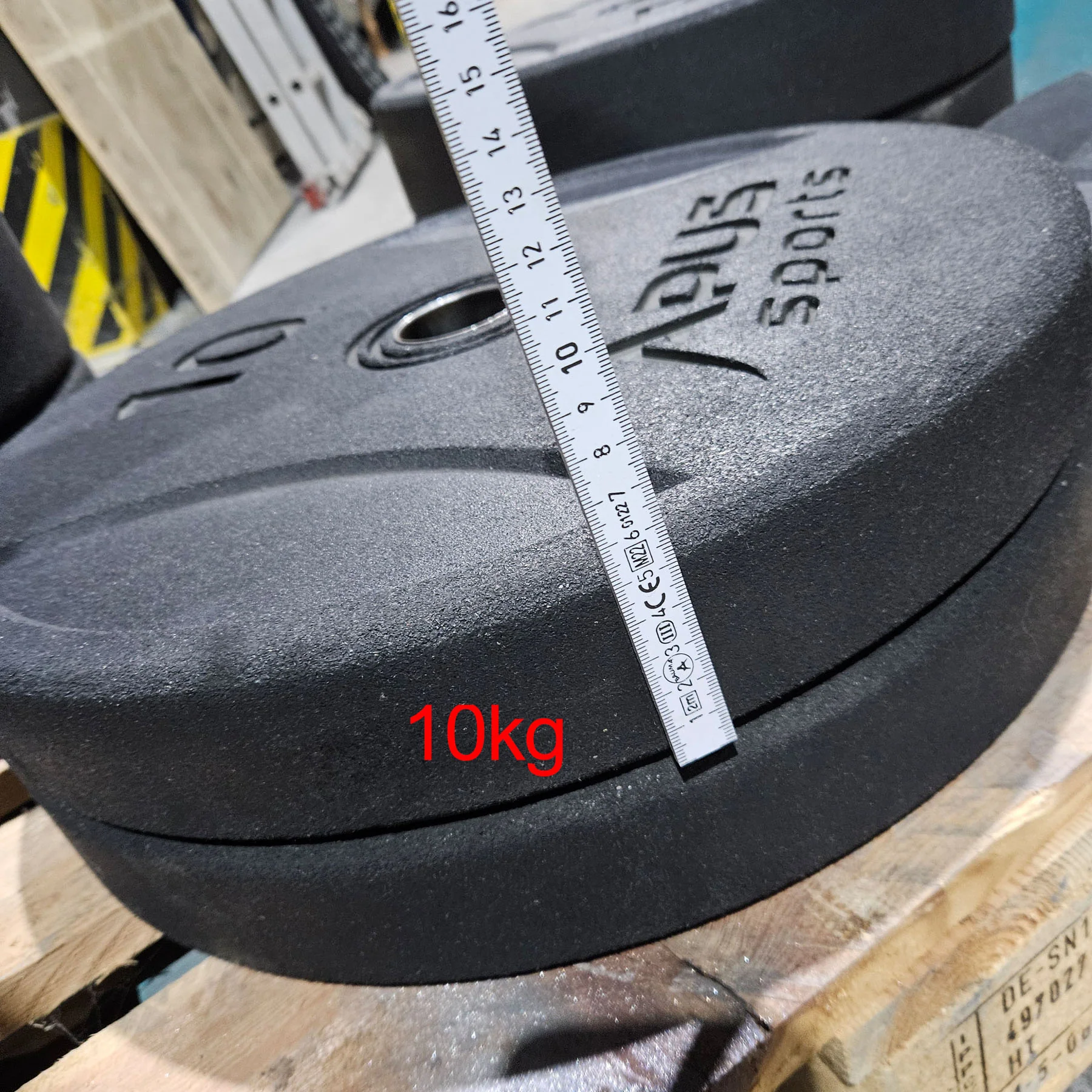 Set 100kg Bumper Plates von Apus Sports - 2x 20kg, 2x 15kg, 2x 10kg und 2x 5kg, Hantelscheiben 50mm Durchmesser aus Granulat gepresst in Schwarz, gebraucht - mit Gebrauchsspuren - Image 6