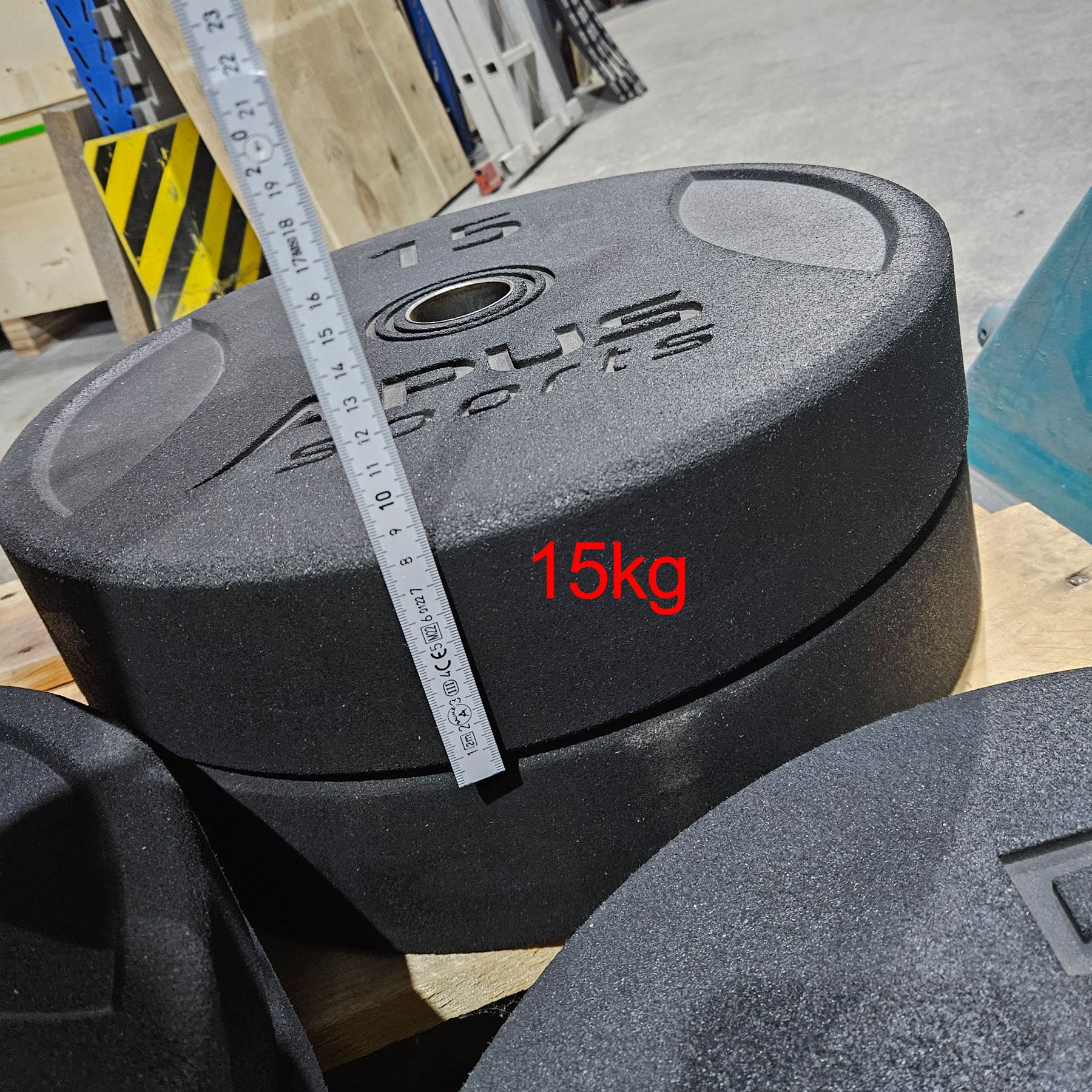 Set 100kg Bumper Plates von Apus Sports - 2x 20kg, 2x 15kg, 2x 10kg und 2x 5kg, Hantelscheiben 50mm Durchmesser aus Granulat gepresst in Schwarz, gebraucht - mit Gebrauchsspuren - Image 7