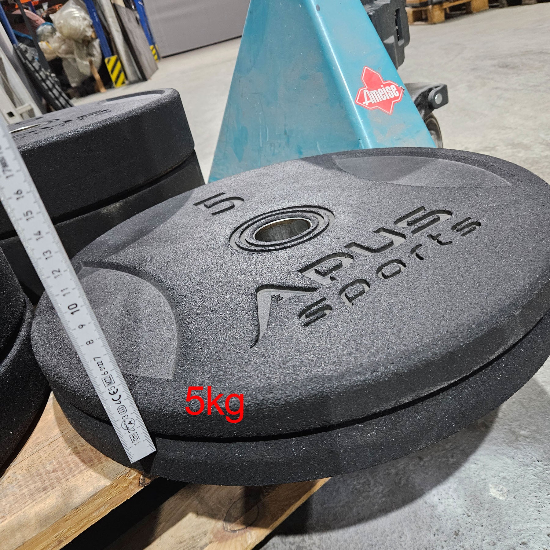 Set 100kg Bumper Plates von Apus Sports - 2x 20kg, 2x 15kg, 2x 10kg und 2x 5kg, Hantelscheiben 50mm Durchmesser aus Granulat gepresst in Schwarz, gebraucht - mit Gebrauchsspuren - Image 8