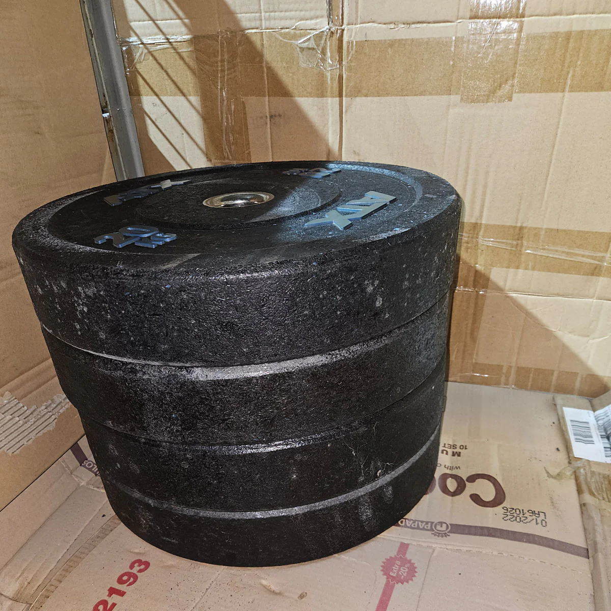Set 230kg Bumper Plates von ATX - 2x 25kg, 4x 20kg, 4x 15kg, 4x 10kg, Hantelscheiben 50mm Durchmesser aus Granulat gepresst in Schwarz mit bunten Farbflecken, gebraucht - mit Gebrauchsspuren - Image 3