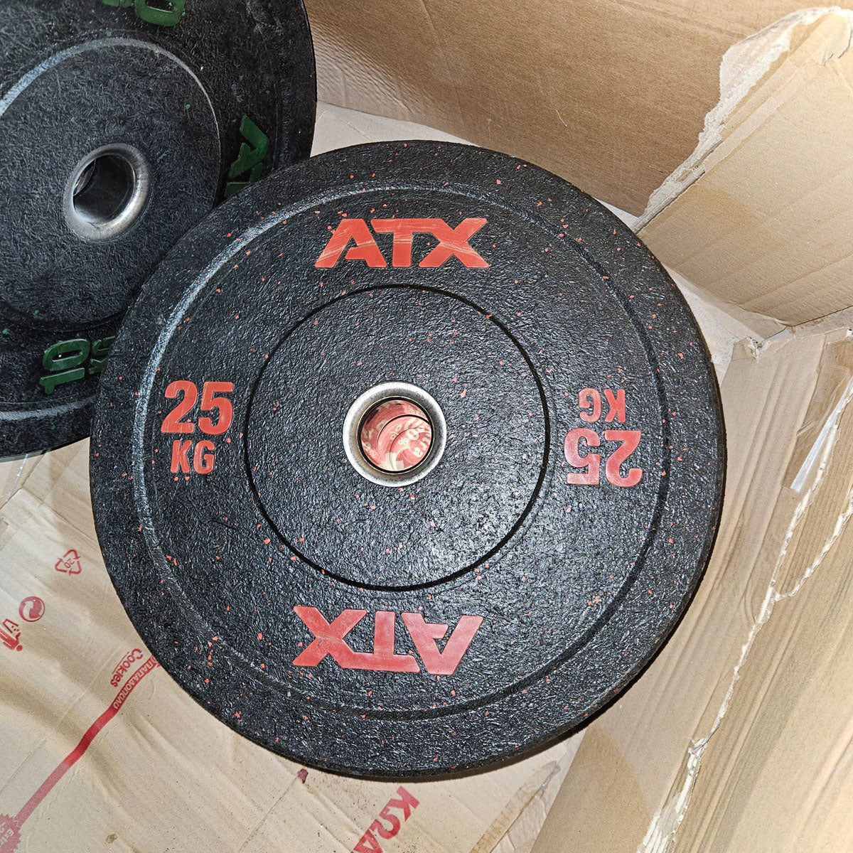 Set 230kg Bumper Plates von ATX - 2x 25kg, 4x 20kg, 4x 15kg, 4x 10kg, Hantelscheiben 50mm Durchmesser aus Granulat gepresst in Schwarz mit bunten Farbflecken, gebraucht - mit Gebrauchsspuren - Image 4