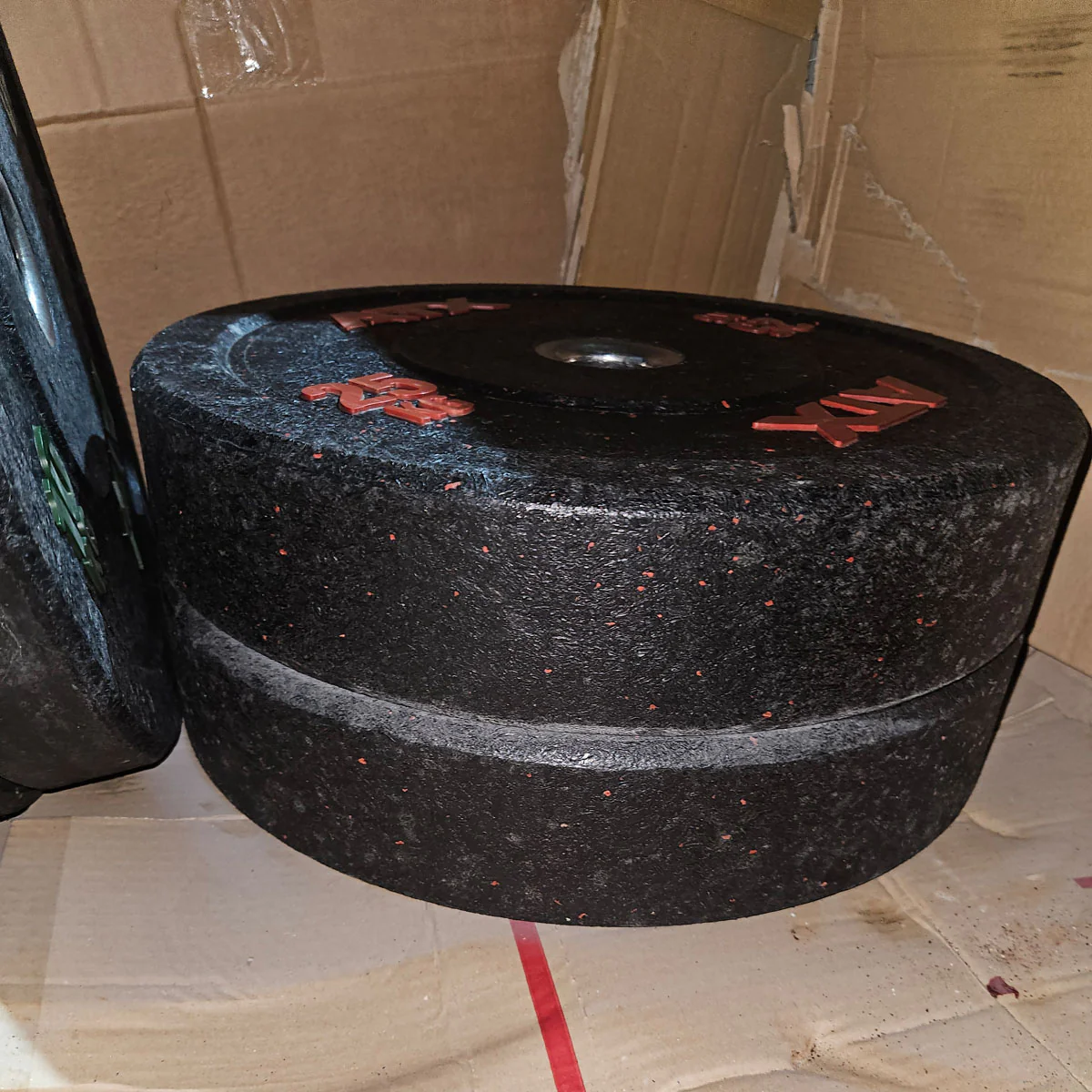 Set 230kg Bumper Plates von ATX - 2x 25kg, 4x 20kg, 4x 15kg, 4x 10kg, Hantelscheiben 50mm Durchmesser aus Granulat gepresst in Schwarz mit bunten Farbflecken, gebraucht - mit Gebrauchsspuren - Image 5