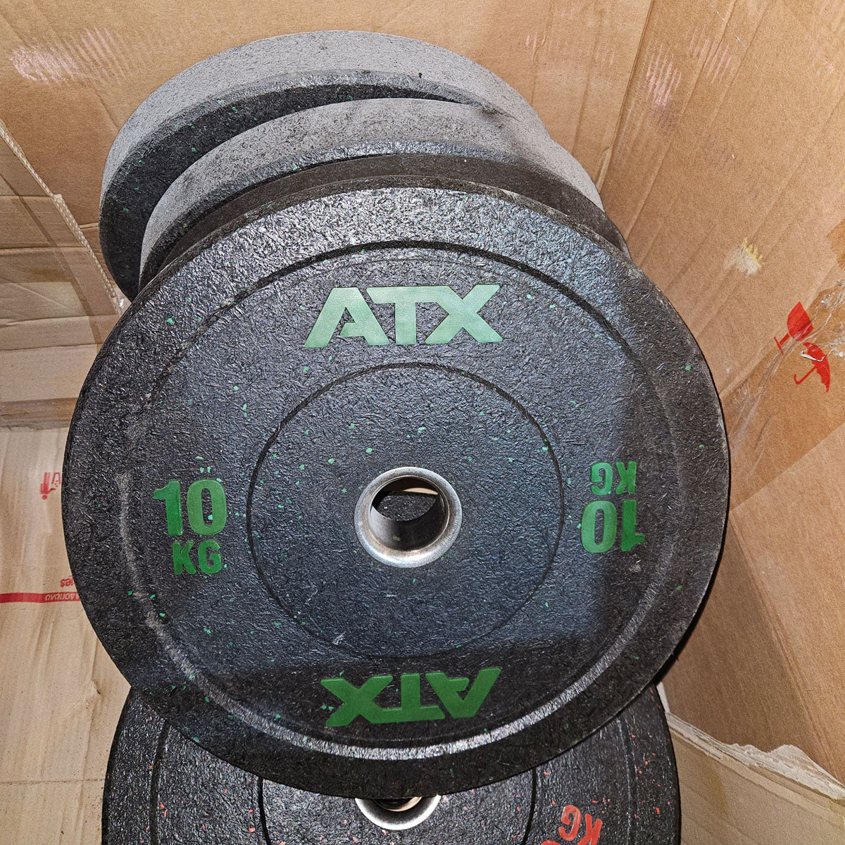 Set 230kg Bumper Plates von ATX - 2x 25kg, 4x 20kg, 4x 15kg, 4x 10kg, Hantelscheiben 50mm Durchmesser aus Granulat gepresst in Schwarz mit bunten Farbflecken, gebraucht - mit Gebrauchsspuren - Image 6