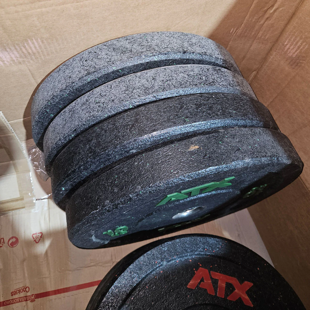 Set 230kg Bumper Plates von ATX - 2x 25kg, 4x 20kg, 4x 15kg, 4x 10kg, Hantelscheiben 50mm Durchmesser aus Granulat gepresst in Schwarz mit bunten Farbflecken, gebraucht - mit Gebrauchsspuren - Image 7