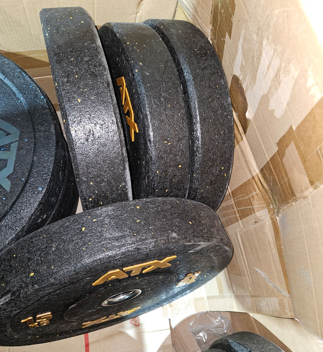 Set 230kg Bumper Plates von ATX - 2x 25kg, 4x 20kg, 4x 15kg, 4x 10kg, Hantelscheiben 50mm Durchmesser aus Granulat gepresst in Schwarz mit bunten Farbflecken, gebraucht - mit Gebrauchsspuren - Image 9