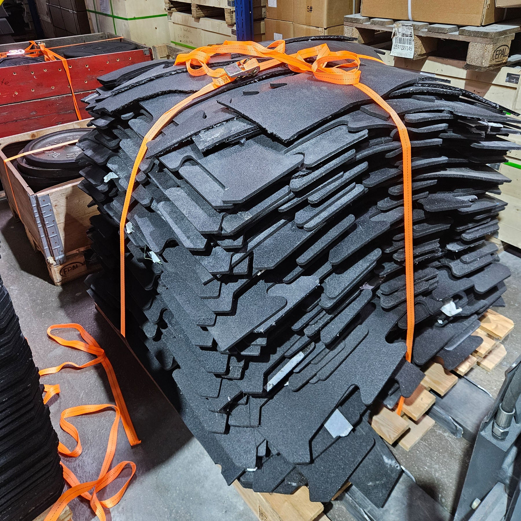 Sportboden Gummimatten, 100 QM = 100 Stücke 100x100cm, 9mm Stark, Plus diverse zugeschnitte Stücke, Farbe Schwarz, gebraucht - guter Zustand - Image 6
