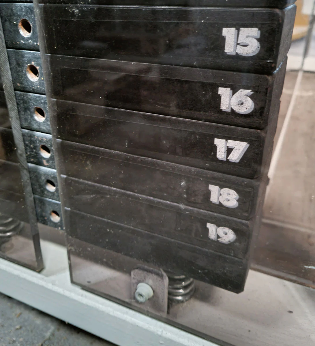 Sportesse Adduktorenmaschine, Oldschool, Rahmenfarbe Weiß mit brauner Plexiglasverkleidung, gebraucht mit Mängeln - Sonderpreis - Image 4