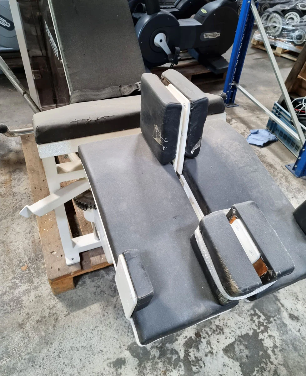 Sportesse Adduktorenmaschine, Oldschool, Rahmenfarbe Weiß mit brauner Plexiglasverkleidung, gebraucht mit Mängeln - Sonderpreis - Image 5