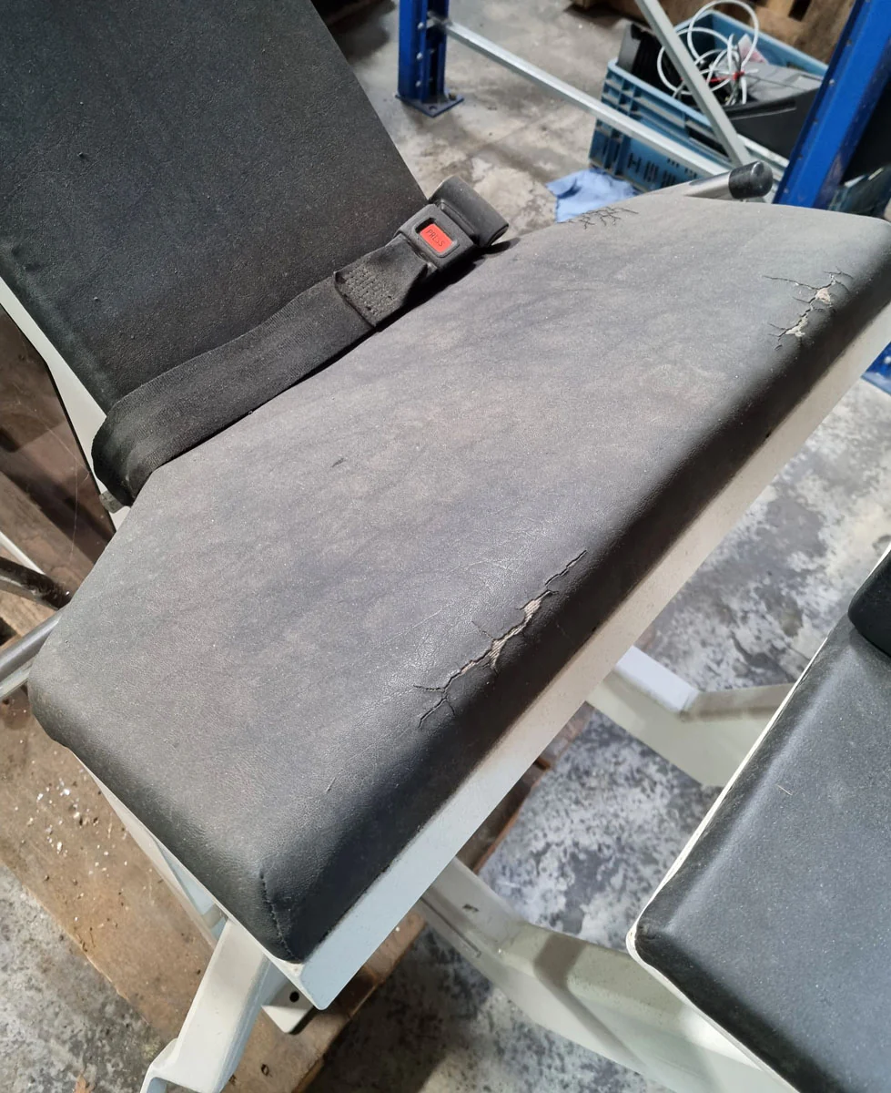 Sportesse Adduktorenmaschine, Oldschool, Rahmenfarbe Weiß mit brauner Plexiglasverkleidung, gebraucht mit Mängeln - Sonderpreis - Image 6