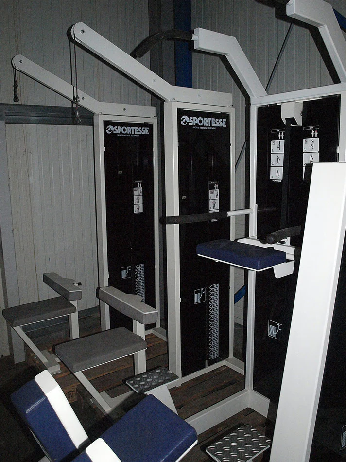 Sportesse Fitnessstudio Anlage, 16 Kraftgeräte, gebrauchter Fitnesspark, Farbe Weiß - Image 4
