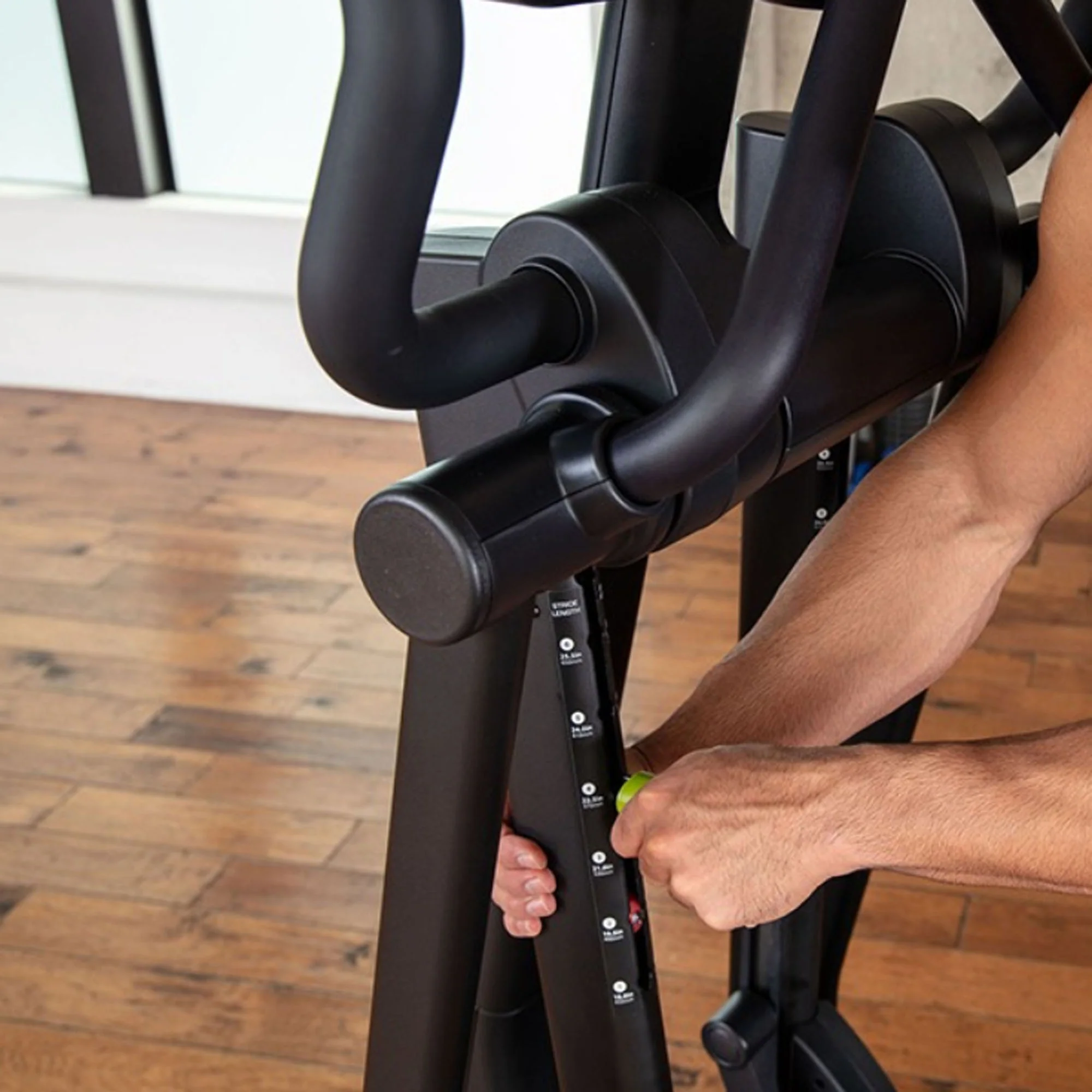 Sportsart Elliptical, Ellipsentrainer E873 - Image 6