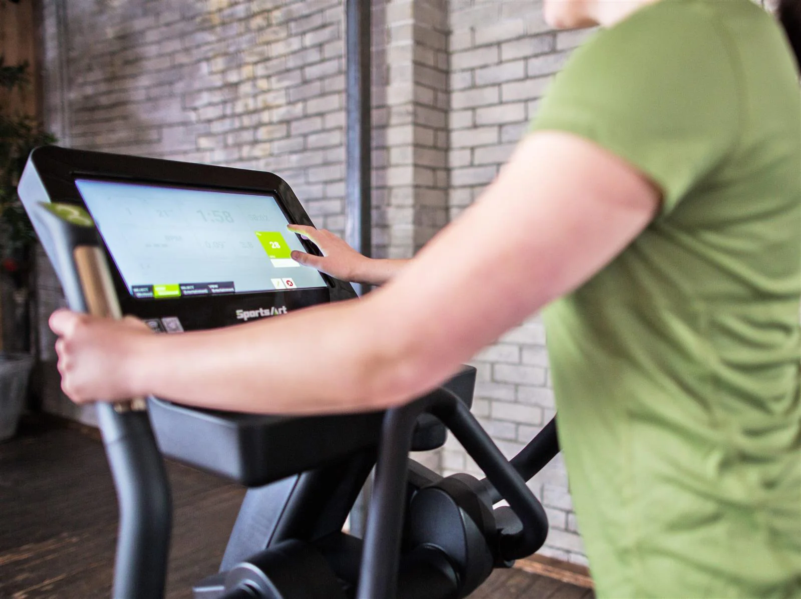 Sportsart Elliptical, Ellipsentrainer E876 - Image 4
