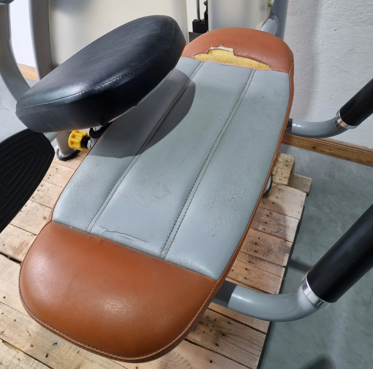 SportsArt Gluteus Maschine S955 A955 N955 Pomaschine stehend, Glutes Kick Radial, Rahmenfarbe Silber, Polsterfarbe Orange/Grau, gebraucht - überholter Zustand - Image 7