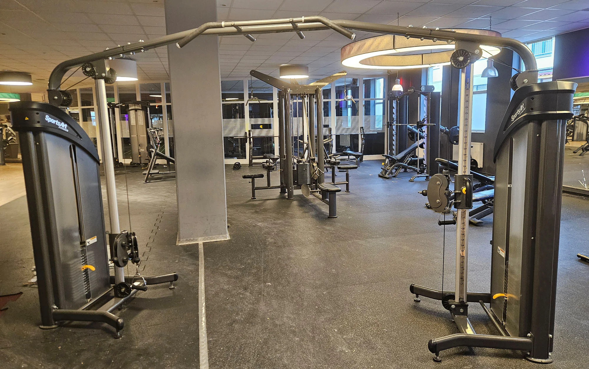 SportsArt komplette Fitnessstudio Ausstattung - 75 Fitnessgeräte im Set - Kraftgeräte, Cardiogeräte, Bänke, Racks etc - Rahmen Anthrazit, gebraucht - überholter Zustand - Image 10