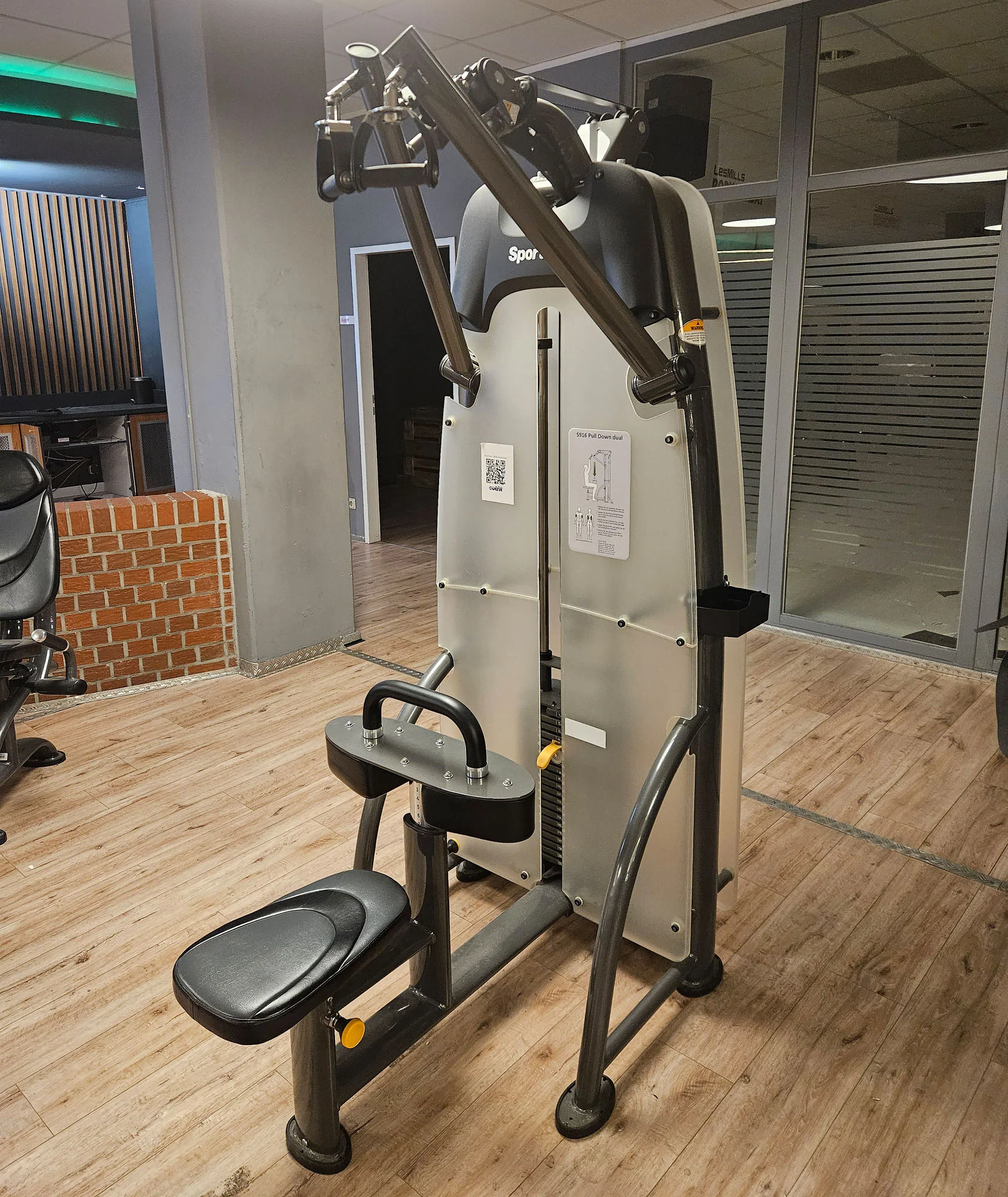 SportsArt komplette Fitnessstudio Ausstattung - 75 Fitnessgeräte im Set - Kraftgeräte, Cardiogeräte, Bänke, Racks etc - Rahmen Anthrazit, gebraucht - überholter Zustand - Image 13