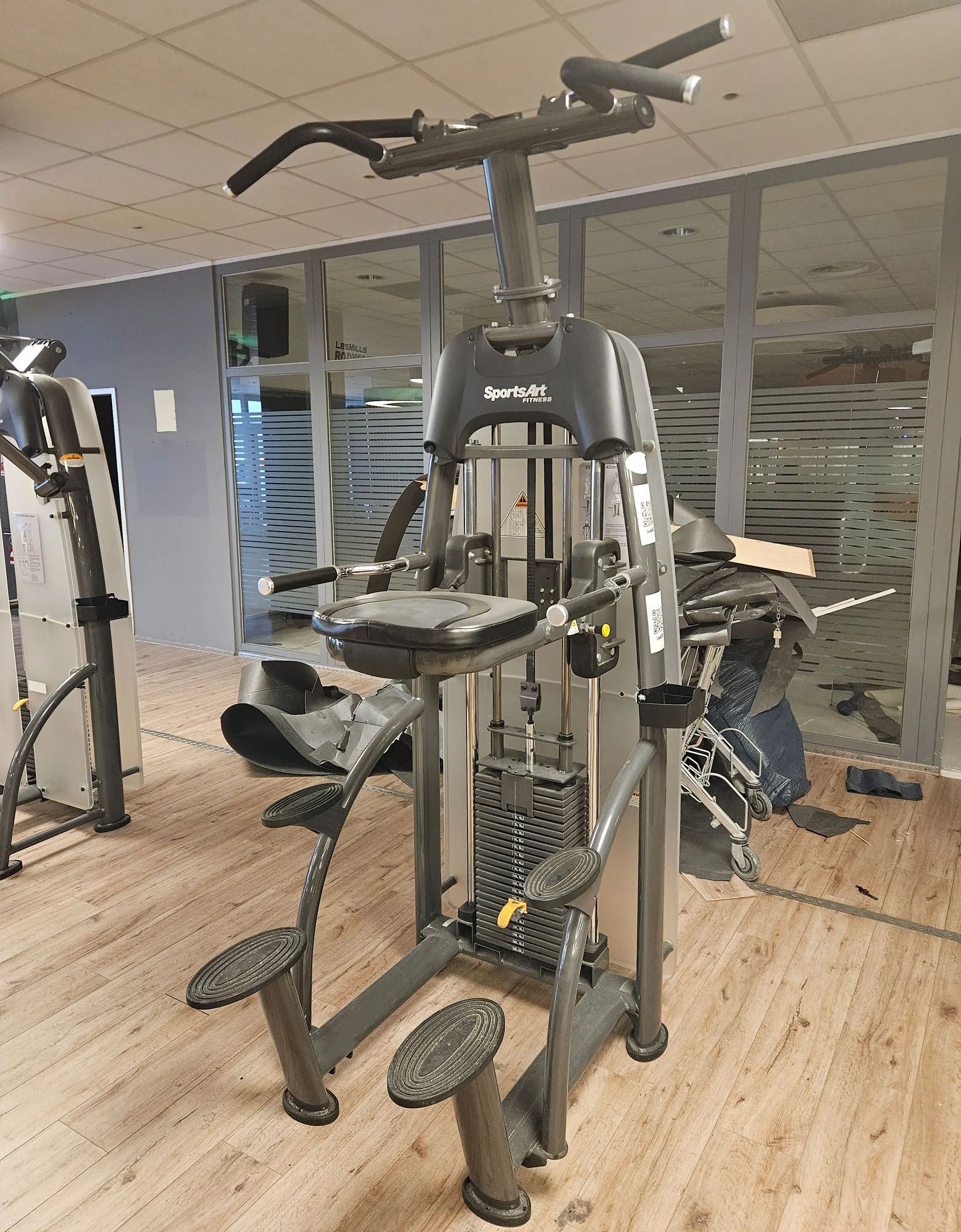 SportsArt komplette Fitnessstudio Ausstattung - 75 Fitnessgeräte im Set - Kraftgeräte, Cardiogeräte, Bänke, Racks etc - Rahmen Anthrazit, gebraucht - überholter Zustand - Image 15