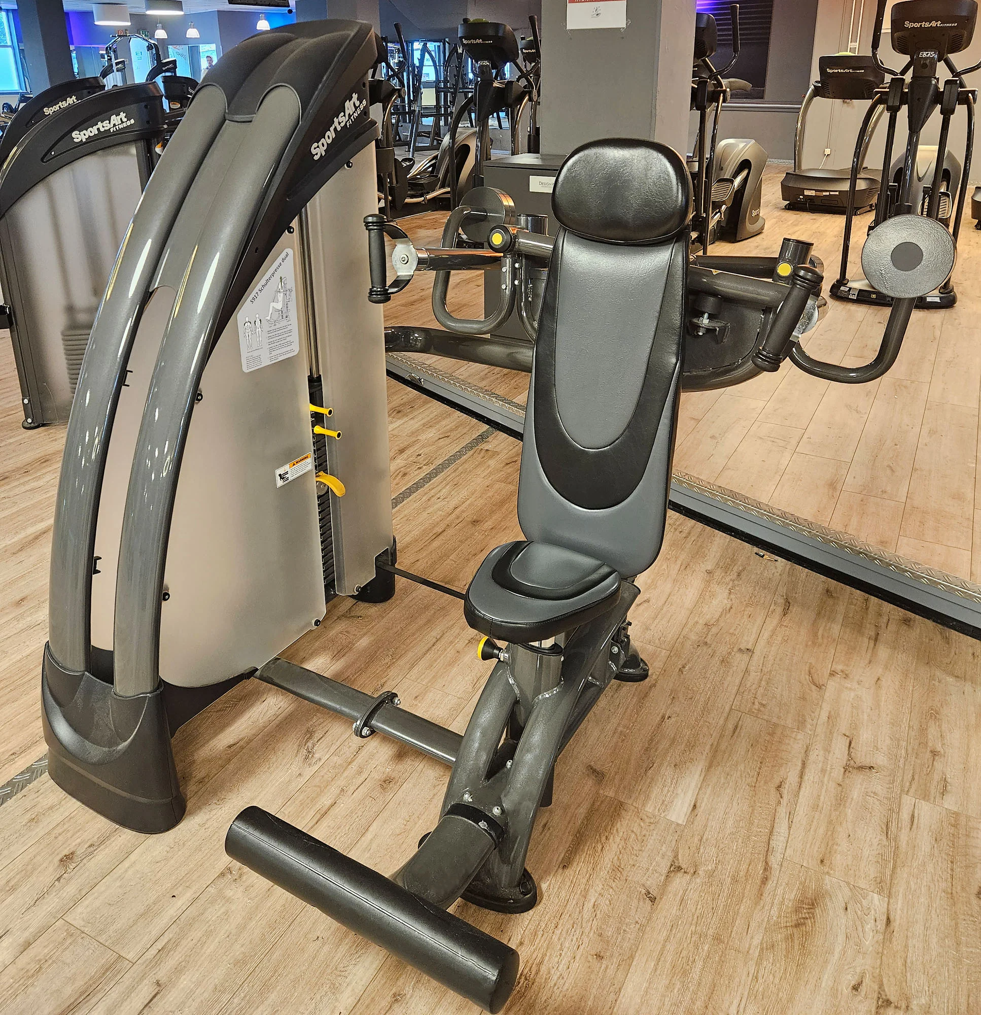 SportsArt komplette Fitnessstudio Ausstattung - 75 Fitnessgeräte im Set - Kraftgeräte, Cardiogeräte, Bänke, Racks etc - Rahmen Anthrazit, gebraucht - überholter Zustand - Image 17