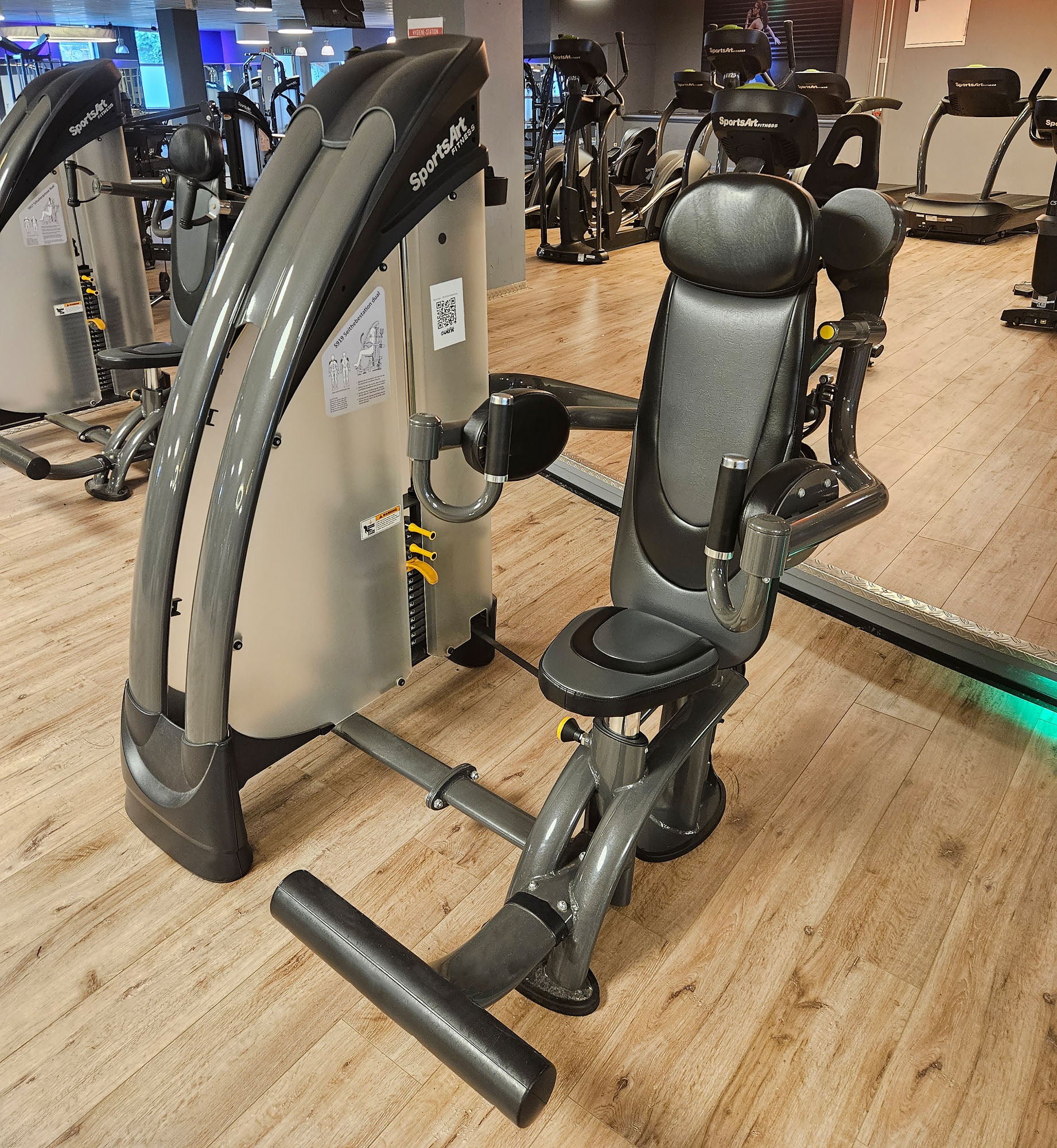 SportsArt komplette Fitnessstudio Ausstattung - 75 Fitnessgeräte im Set - Kraftgeräte, Cardiogeräte, Bänke, Racks etc - Rahmen Anthrazit, gebraucht - überholter Zustand - Image 19