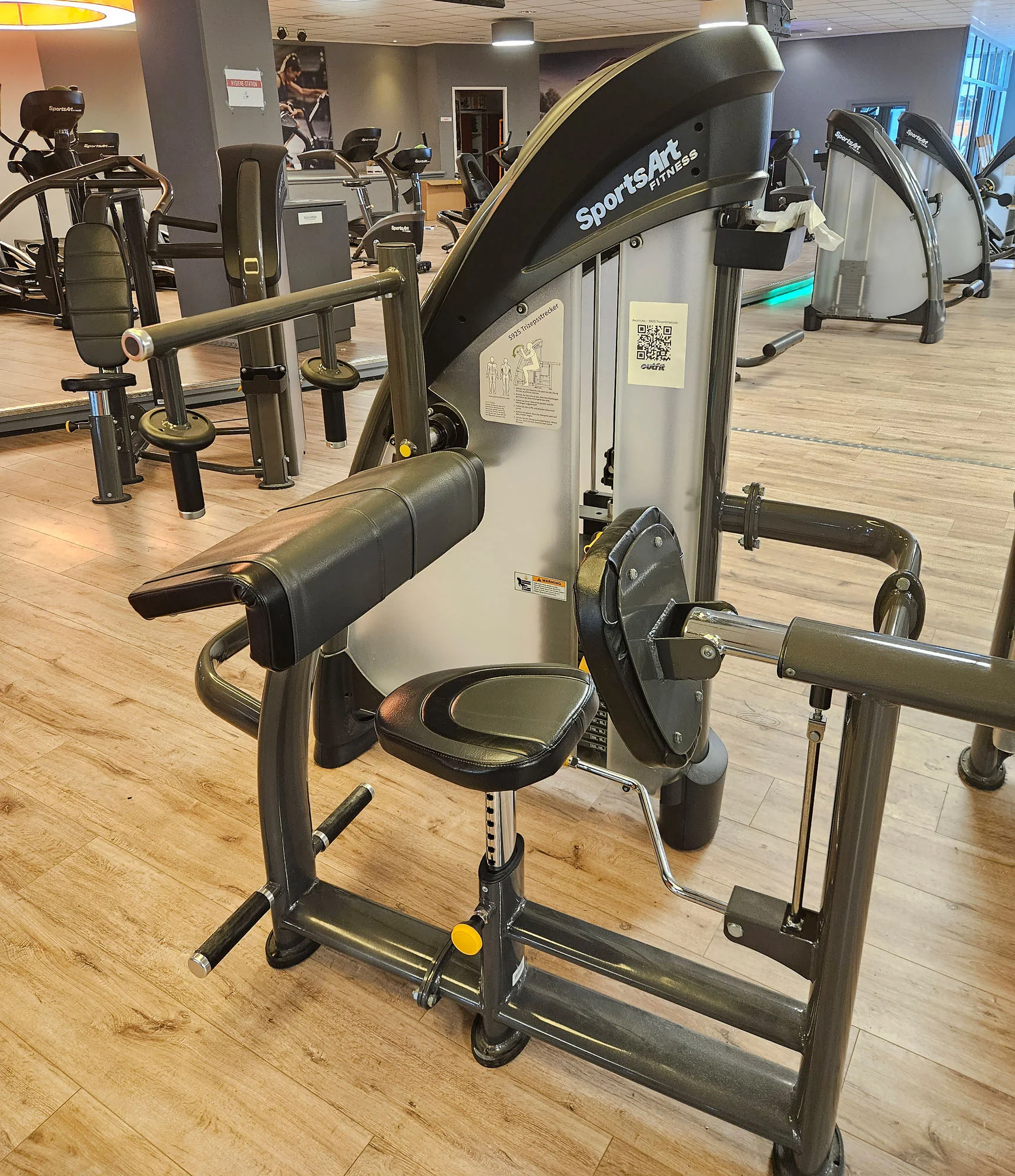 SportsArt komplette Fitnessstudio Ausstattung - 75 Fitnessgeräte im Set - Kraftgeräte, Cardiogeräte, Bänke, Racks etc - Rahmen Anthrazit, gebraucht - überholter Zustand - Image 24