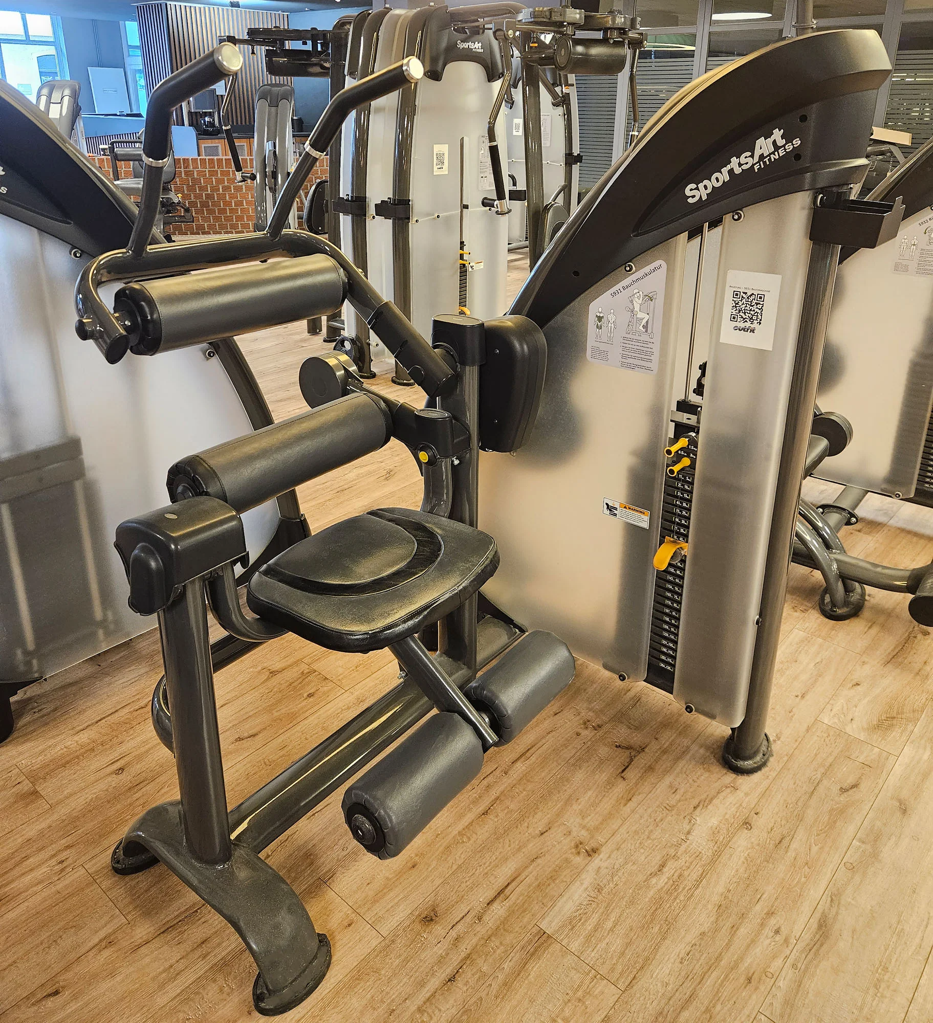 SportsArt komplette Fitnessstudio Ausstattung - 75 Fitnessgeräte im Set - Kraftgeräte, Cardiogeräte, Bänke, Racks etc - Rahmen Anthrazit, gebraucht - überholter Zustand - Image 25