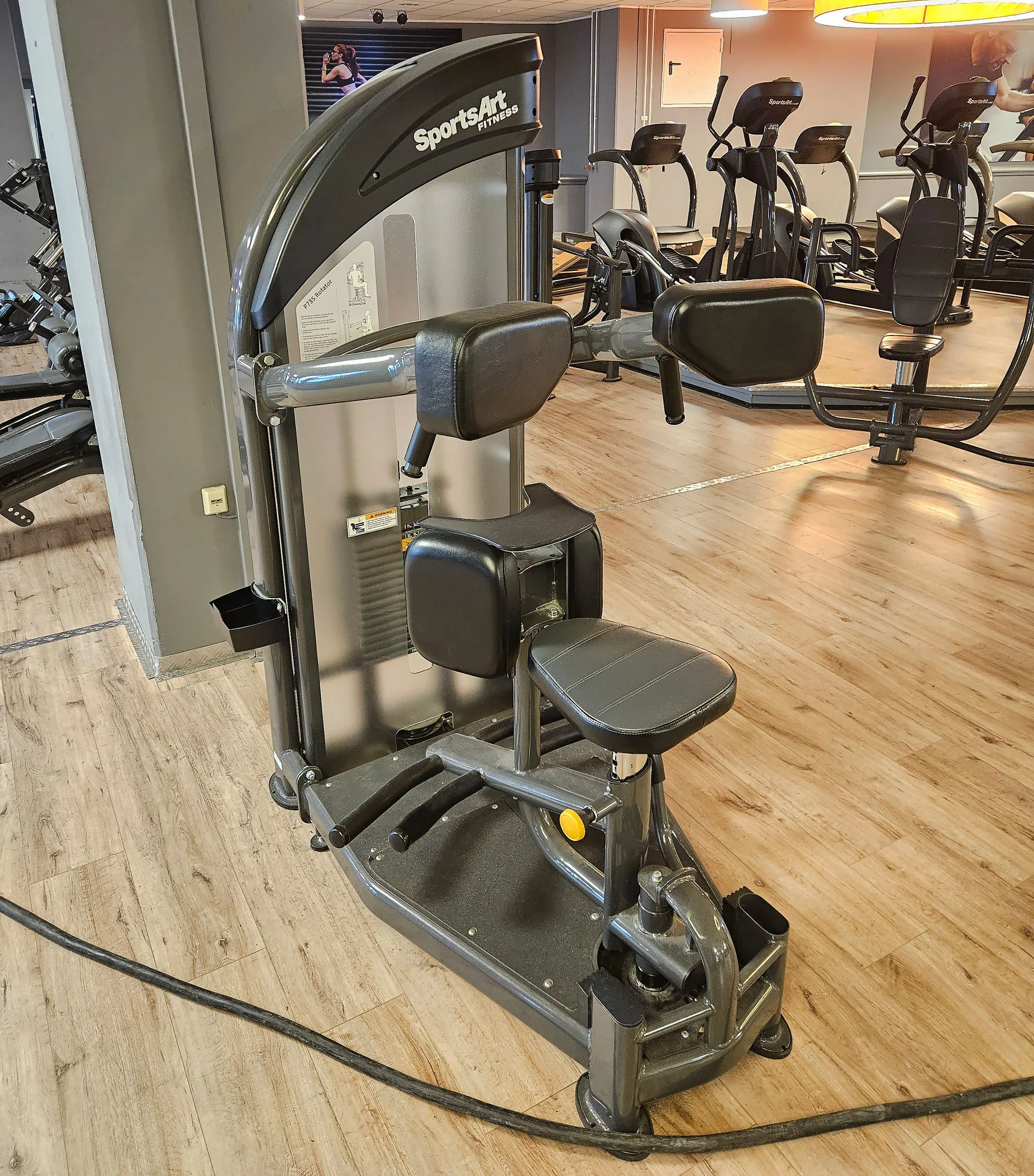SportsArt komplette Fitnessstudio Ausstattung - 75 Fitnessgeräte im Set - Kraftgeräte, Cardiogeräte, Bänke, Racks etc - Rahmen Anthrazit, gebraucht - überholter Zustand - Image 26