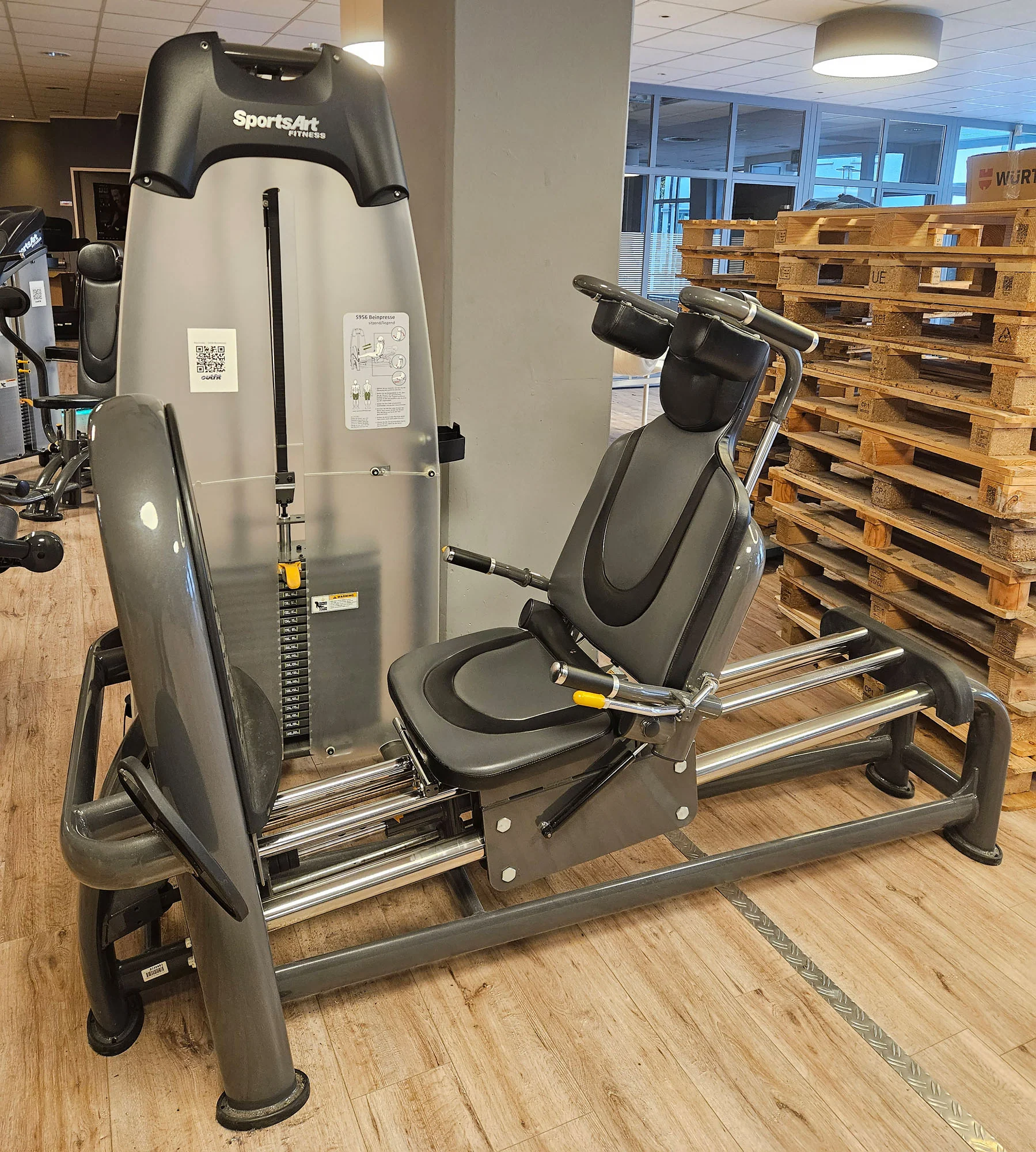 SportsArt komplette Fitnessstudio Ausstattung - 75 Fitnessgeräte im Set - Kraftgeräte, Cardiogeräte, Bänke, Racks etc - Rahmen Anthrazit, gebraucht - überholter Zustand - Image 28