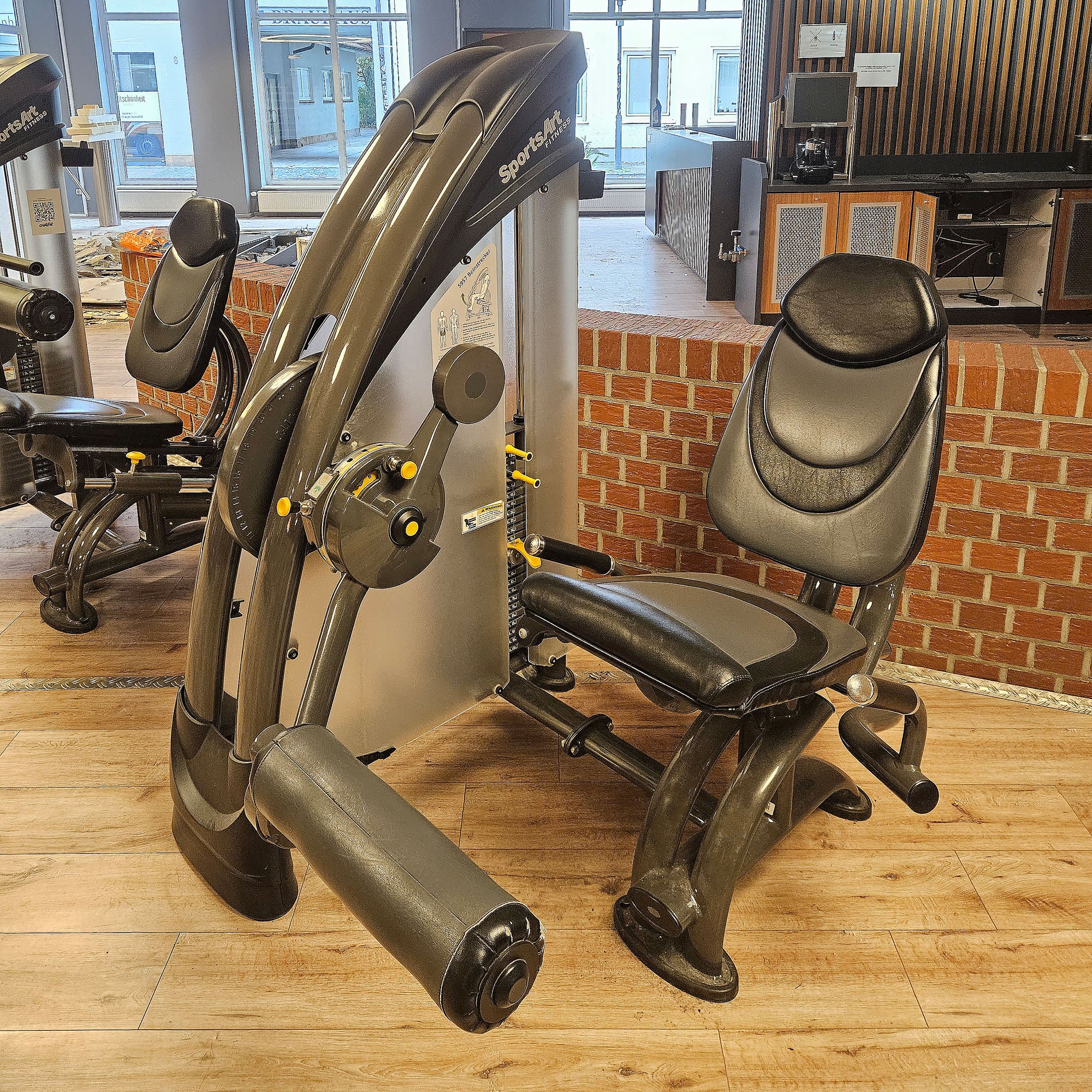 SportsArt komplette Fitnessstudio Ausstattung - 75 Fitnessgeräte im Set - Kraftgeräte, Cardiogeräte, Bänke, Racks etc - Rahmen Anthrazit, gebraucht - überholter Zustand - Image 31
