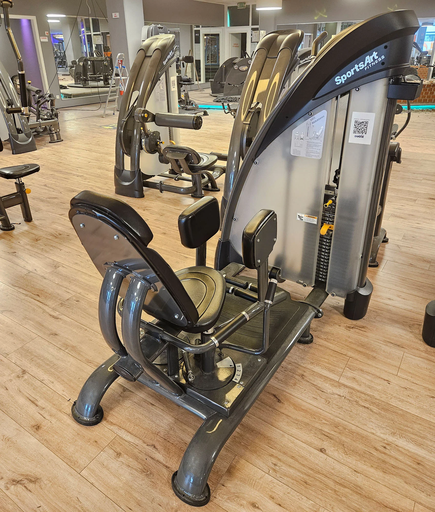 SportsArt komplette Fitnessstudio Ausstattung - 75 Fitnessgeräte im Set - Kraftgeräte, Cardiogeräte, Bänke, Racks etc - Rahmen Anthrazit, gebraucht - überholter Zustand - Image 33