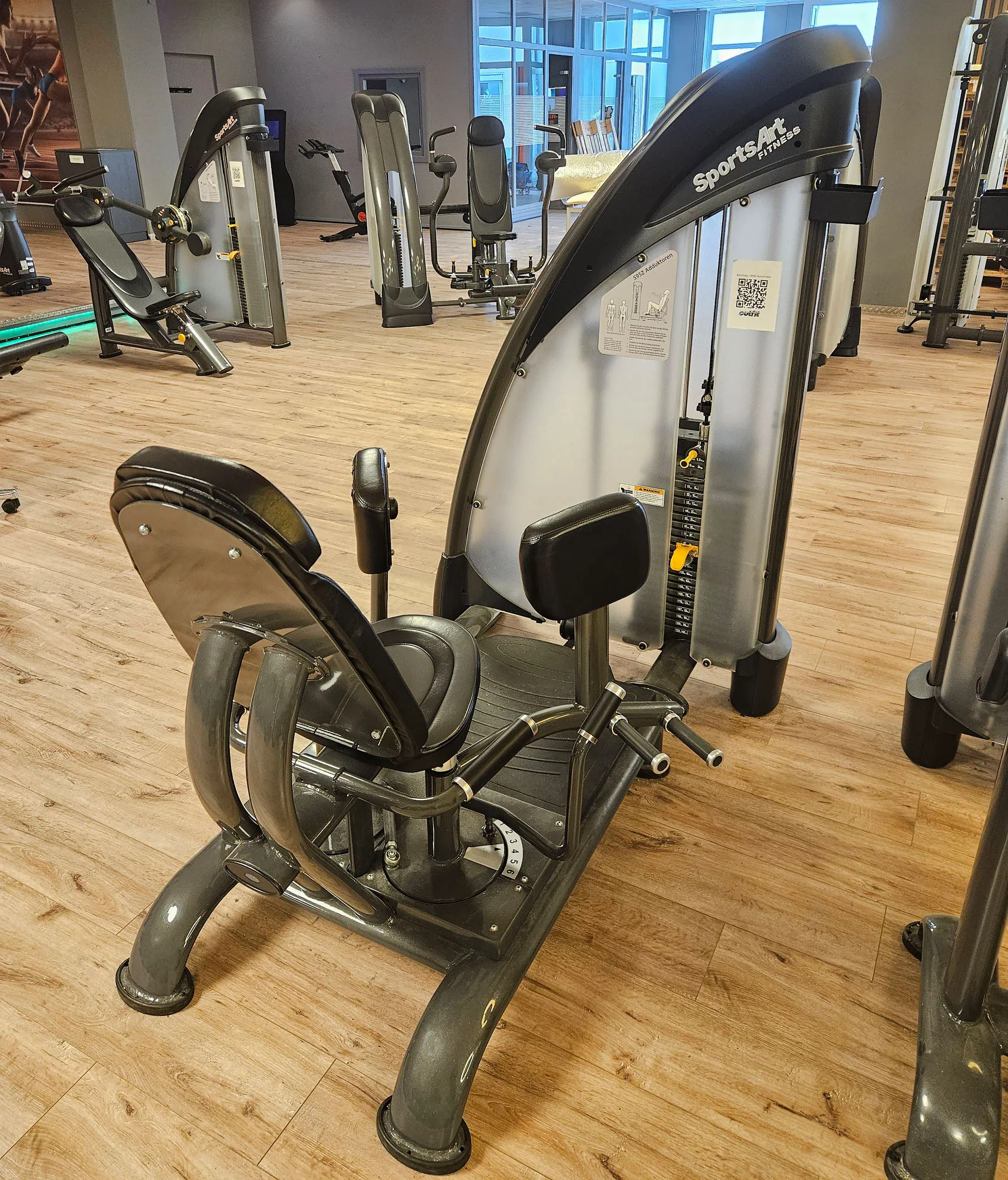 SportsArt komplette Fitnessstudio Ausstattung - 75 Fitnessgeräte im Set - Kraftgeräte, Cardiogeräte, Bänke, Racks etc - Rahmen Anthrazit, gebraucht - überholter Zustand - Image 34