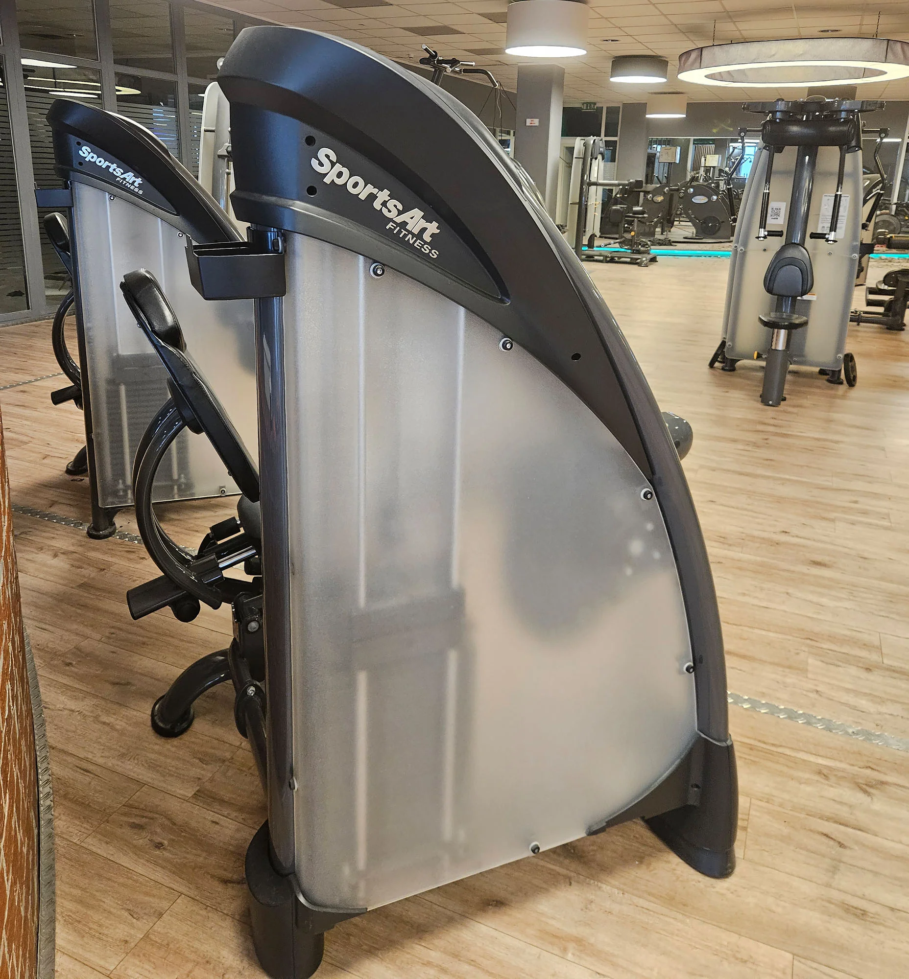SportsArt komplette Fitnessstudio Ausstattung - 75 Fitnessgeräte im Set - Kraftgeräte, Cardiogeräte, Bänke, Racks etc - Rahmen Anthrazit, gebraucht - überholter Zustand - Image 35