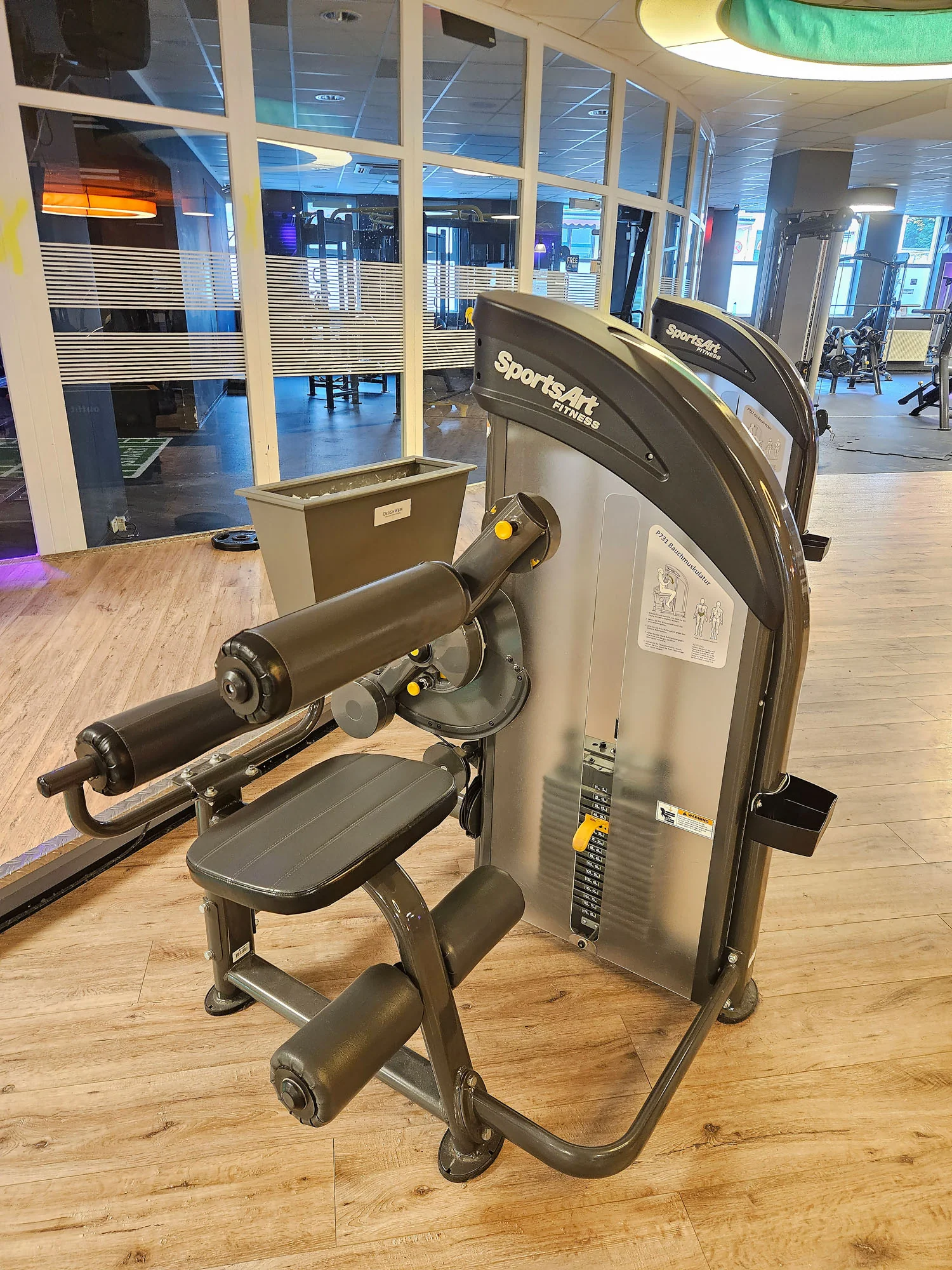 SportsArt komplette Fitnessstudio Ausstattung - 75 Fitnessgeräte im Set - Kraftgeräte, Cardiogeräte, Bänke, Racks etc - Rahmen Anthrazit, gebraucht - überholter Zustand - Image 39