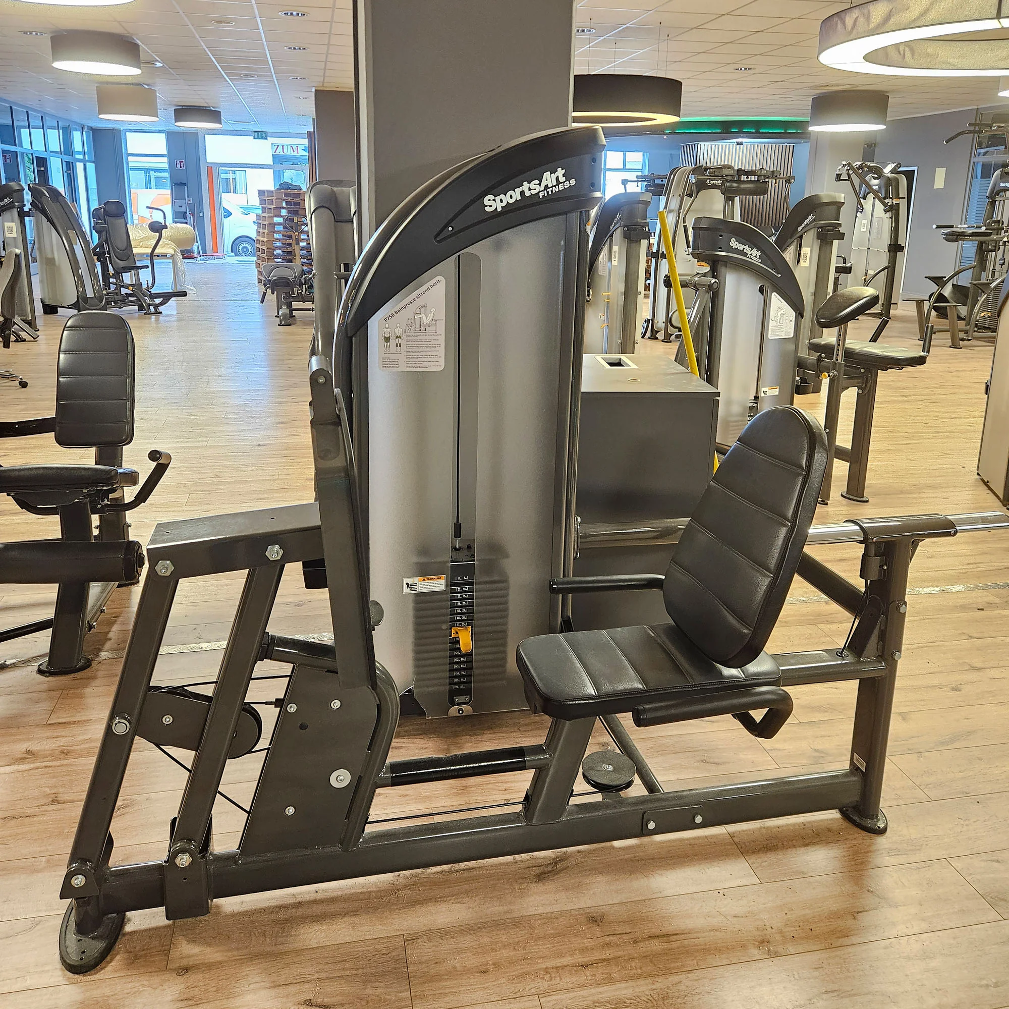 SportsArt komplette Fitnessstudio Ausstattung - 75 Fitnessgeräte im Set - Kraftgeräte, Cardiogeräte, Bänke, Racks etc - Rahmen Anthrazit, gebraucht - überholter Zustand - Image 41
